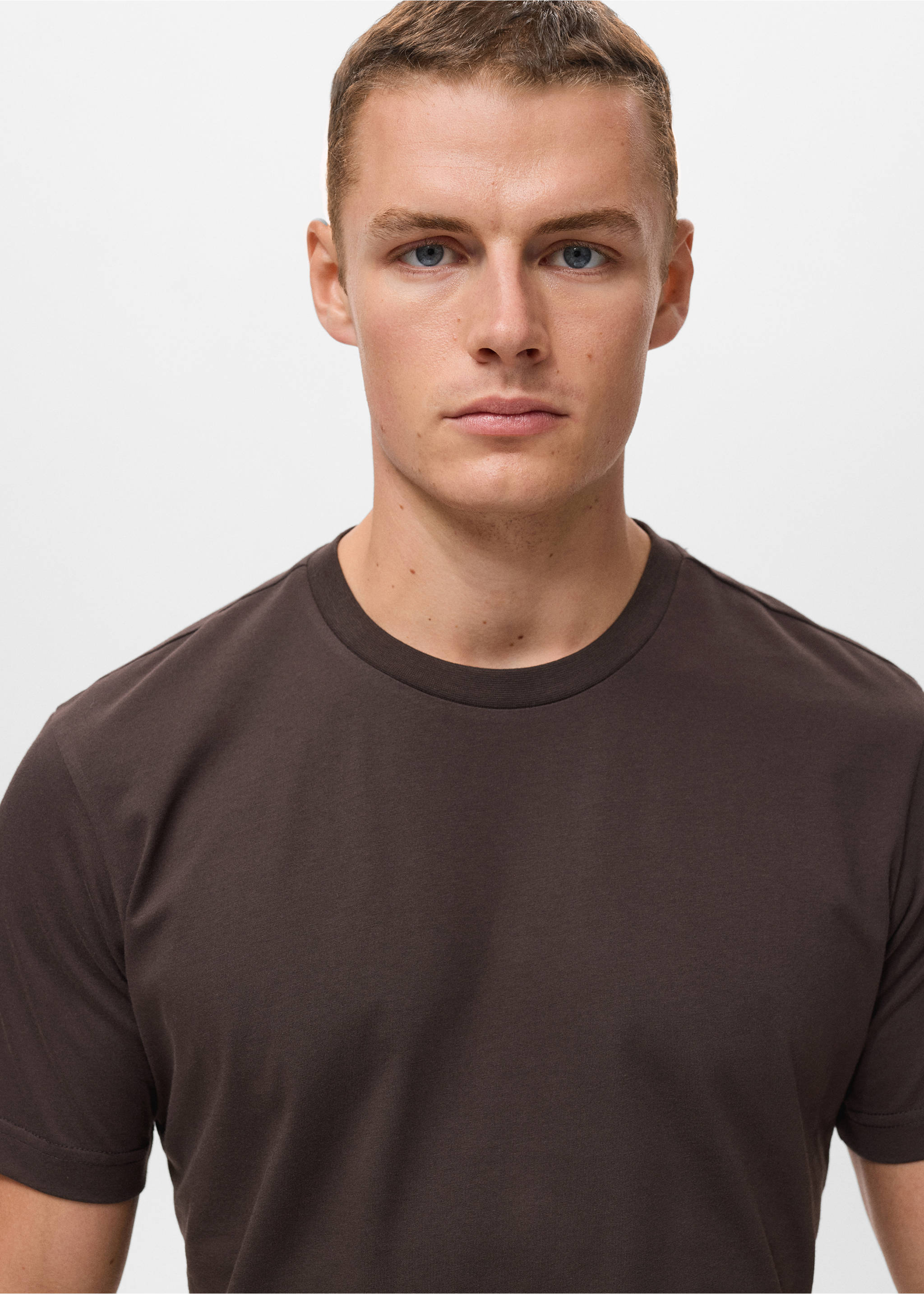 Camiseta slim fit 100% algodón - Detalle del artículo 1, Chocolate. Ref: 17031230-00.