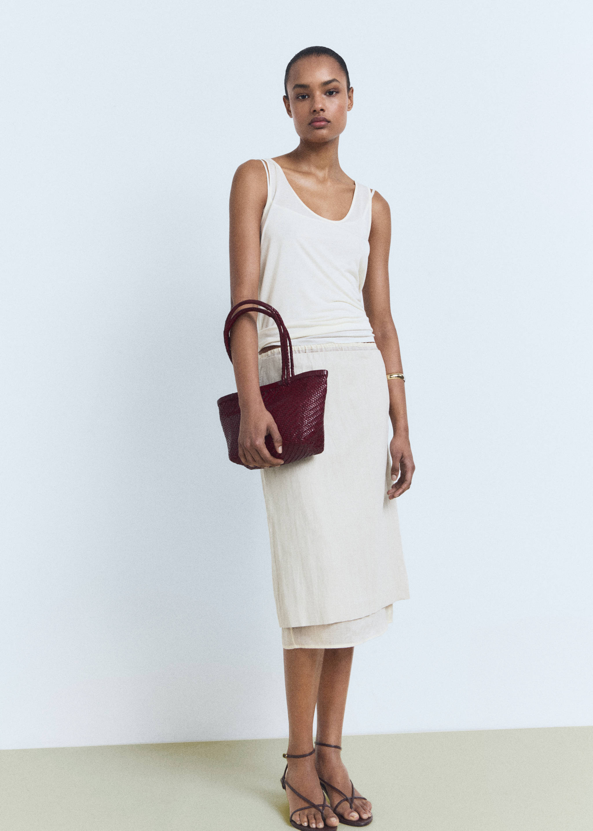 Carteira média de pele entrançada - Plano geral