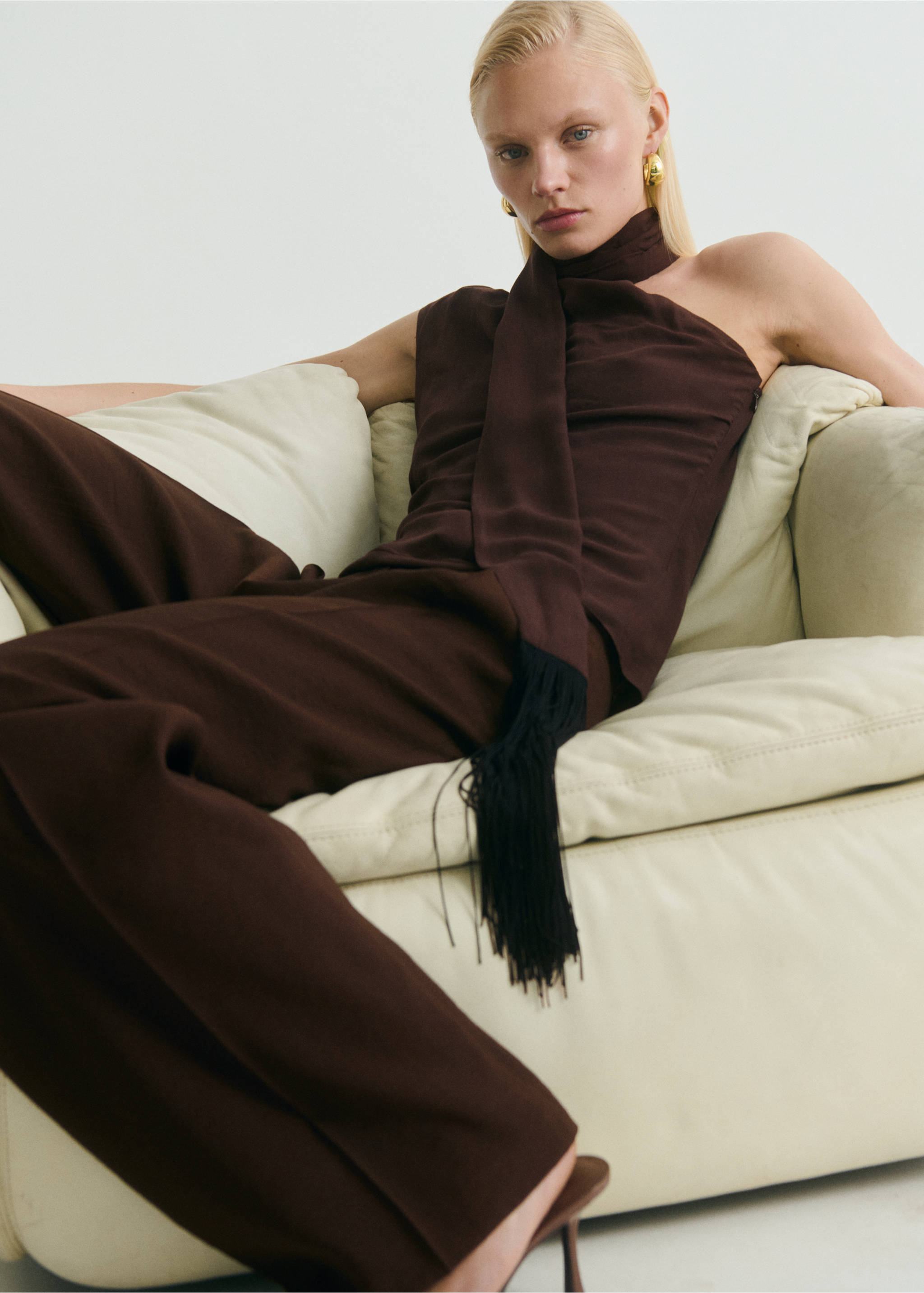 Pleat detail trousers - Details of the article 1, Chocolate. Ref: 17031266-00.
