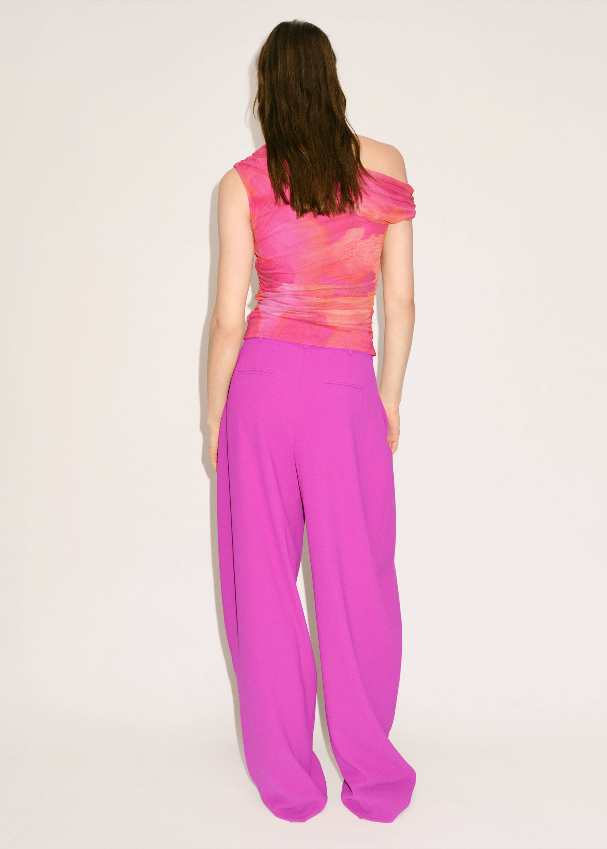 Pleat detail trousers - Reverse of the article, Fuchsia. Ref: 17031266-00.