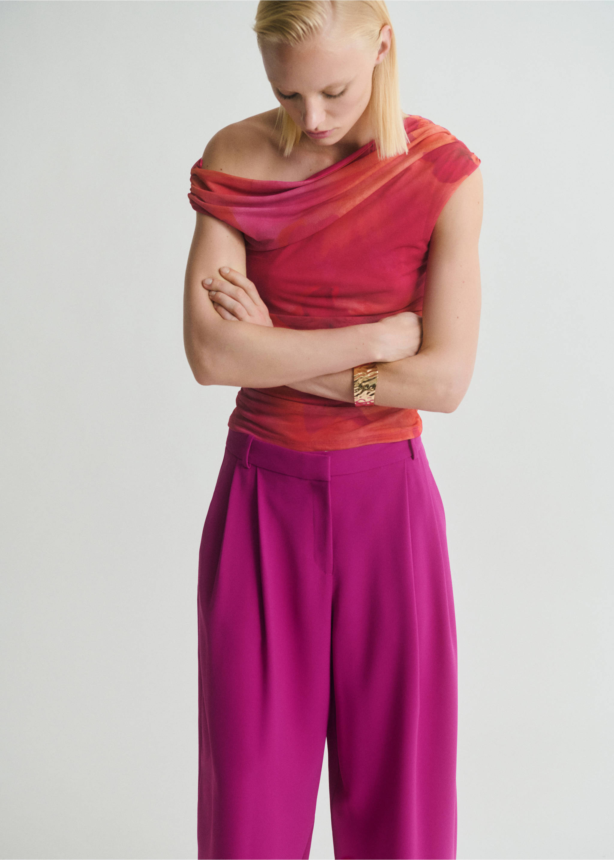 Pleat detail trousers - Details of the article 1, Fuchsia. Ref: 17031266-00.