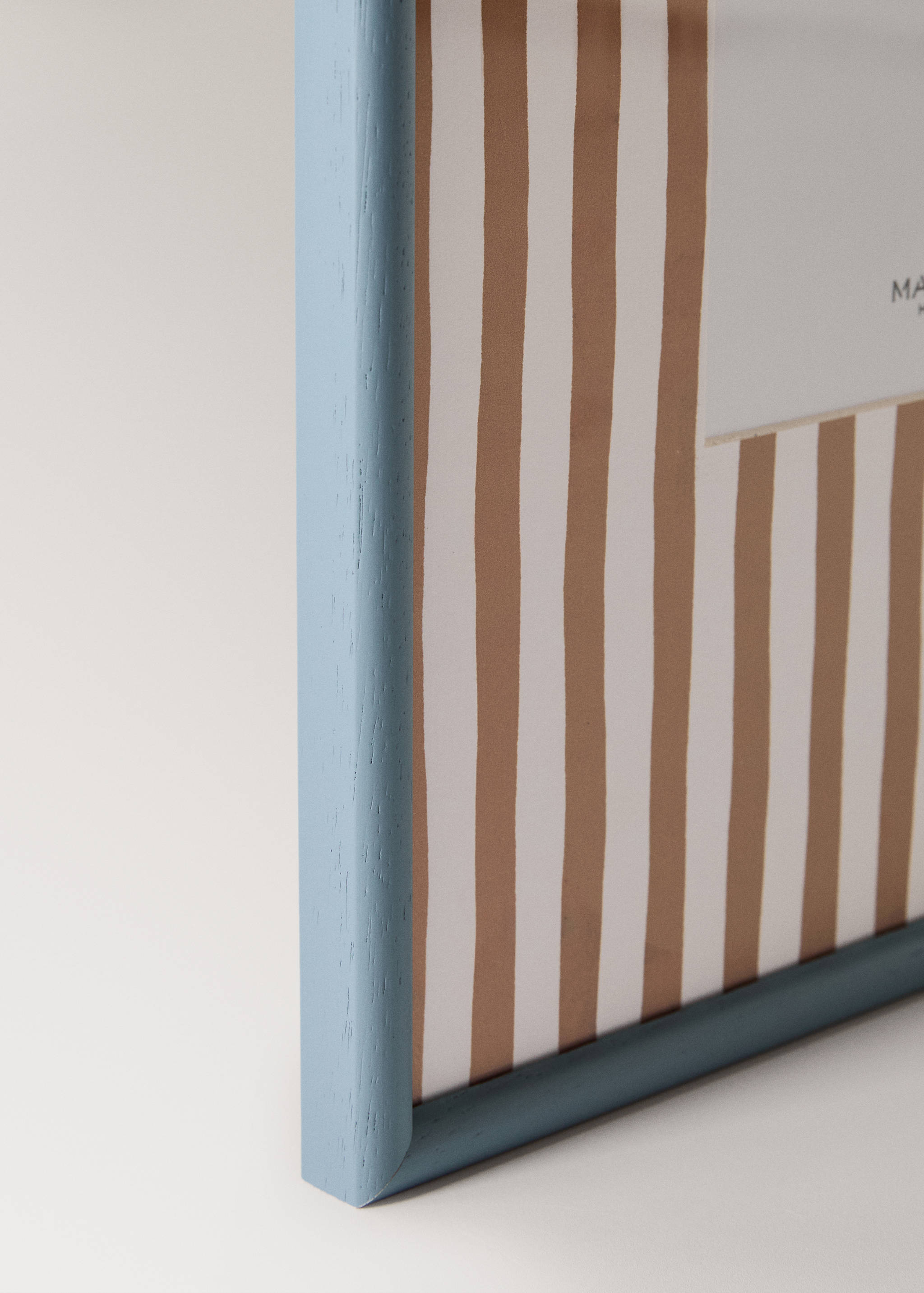 Wooden frame with large lines - Details of the article 1
