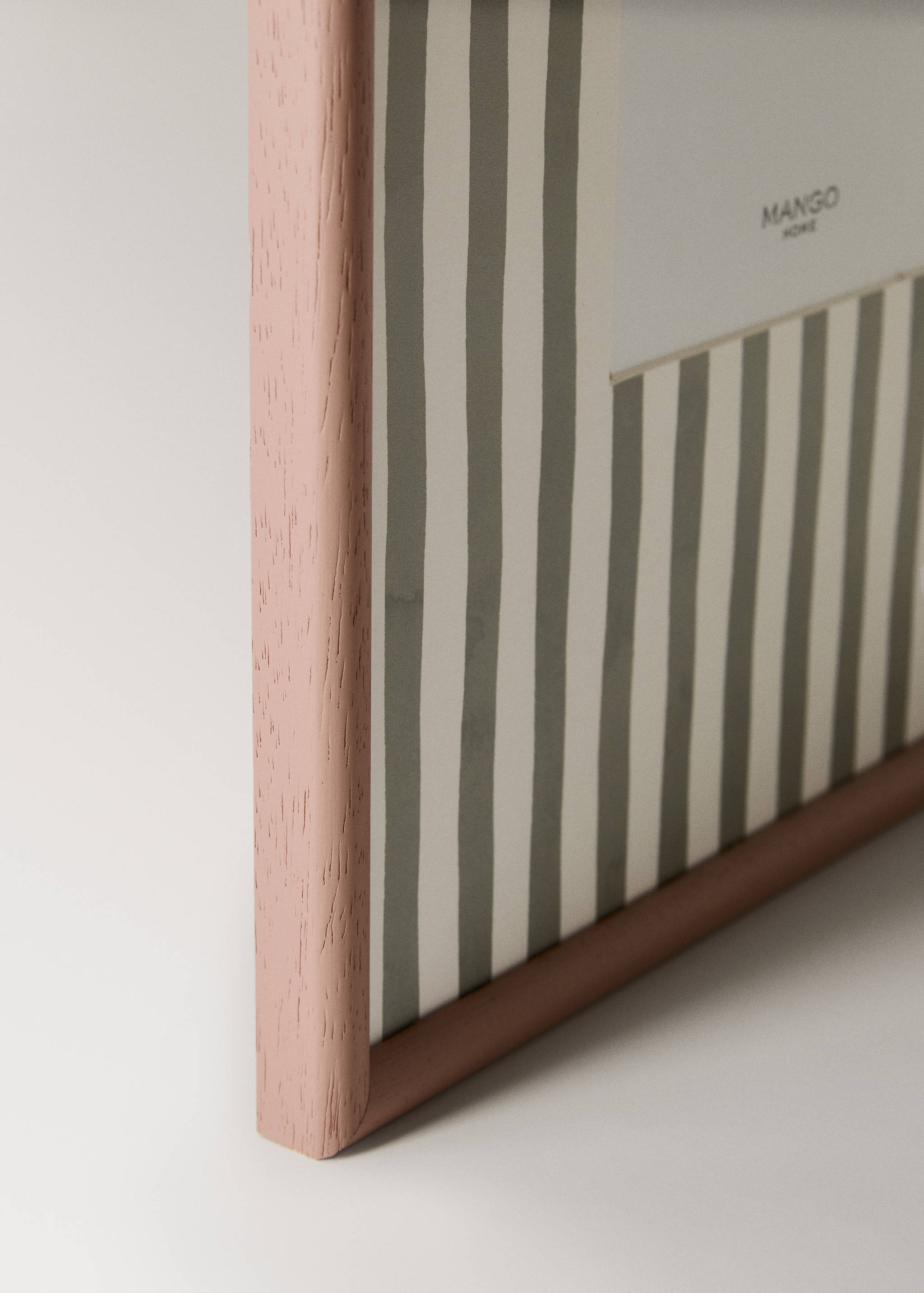 Wooden frame with large lines - Details of the article 1