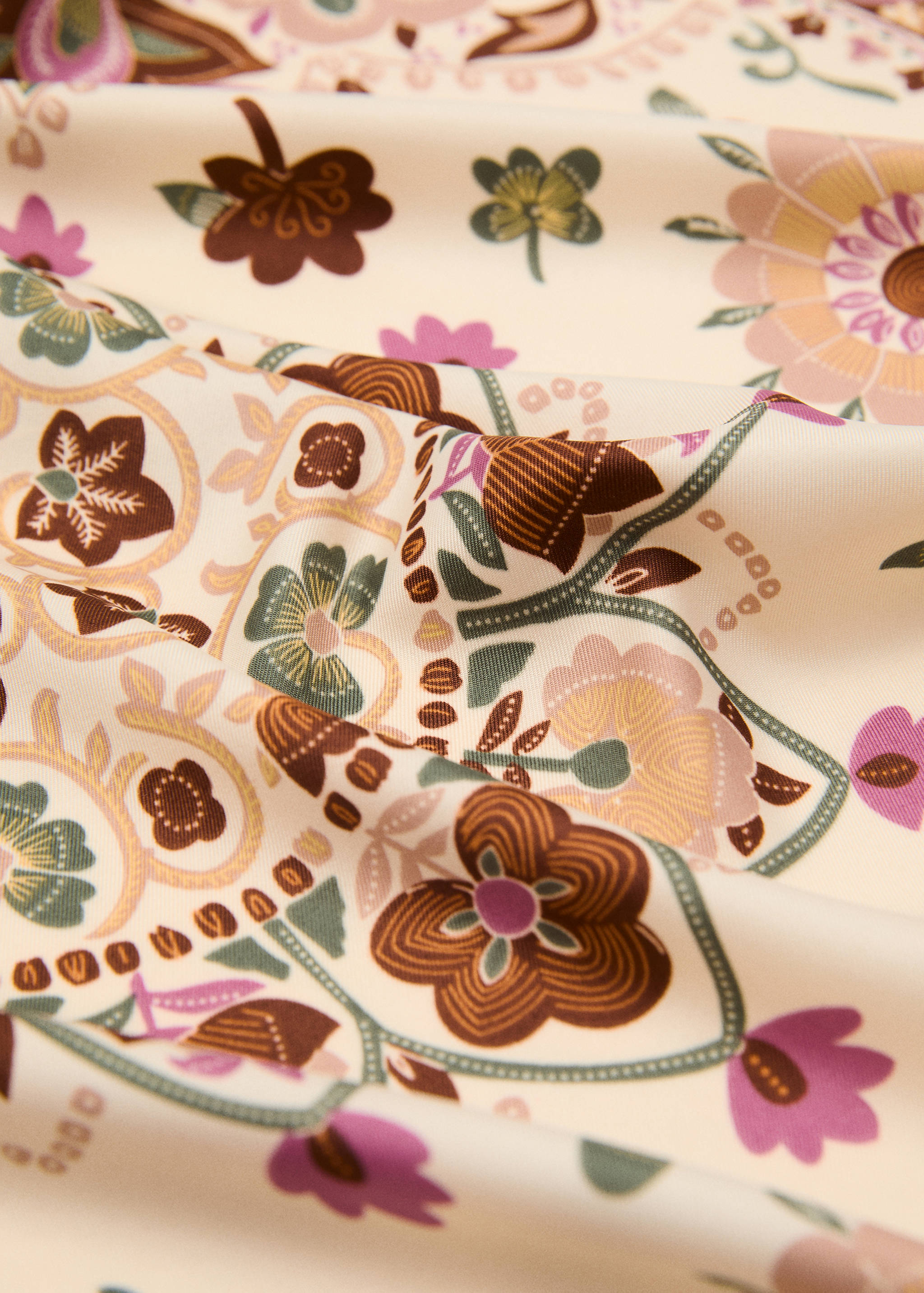 Pañuelo satinado floral - Plano medio