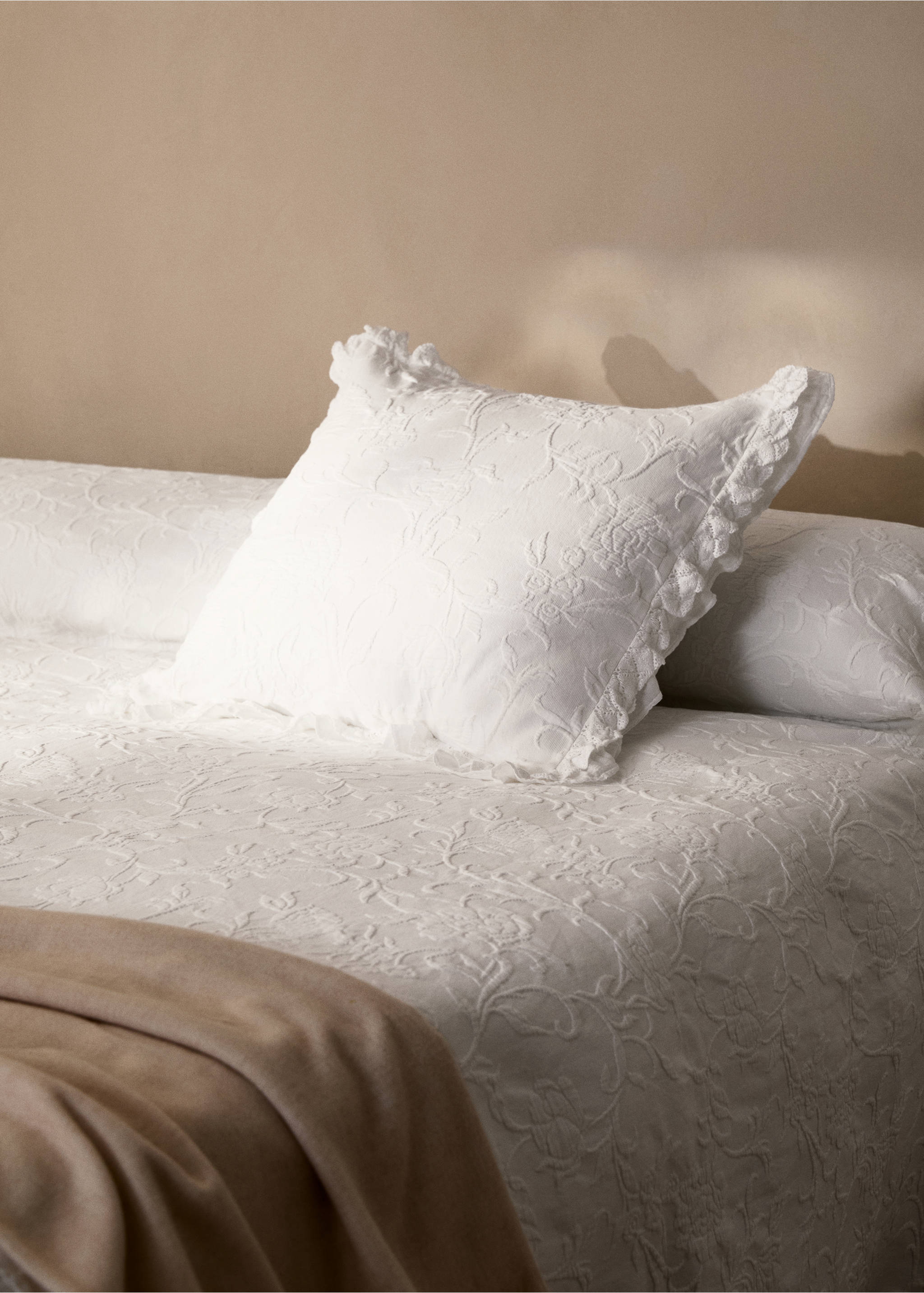 Tagesdecke aus Baumwolljacquard mit Blumenmuster und Volant, Bett 180/200 cm - Detail des Artikels 7, Weiß. Ref: 17031294-00.