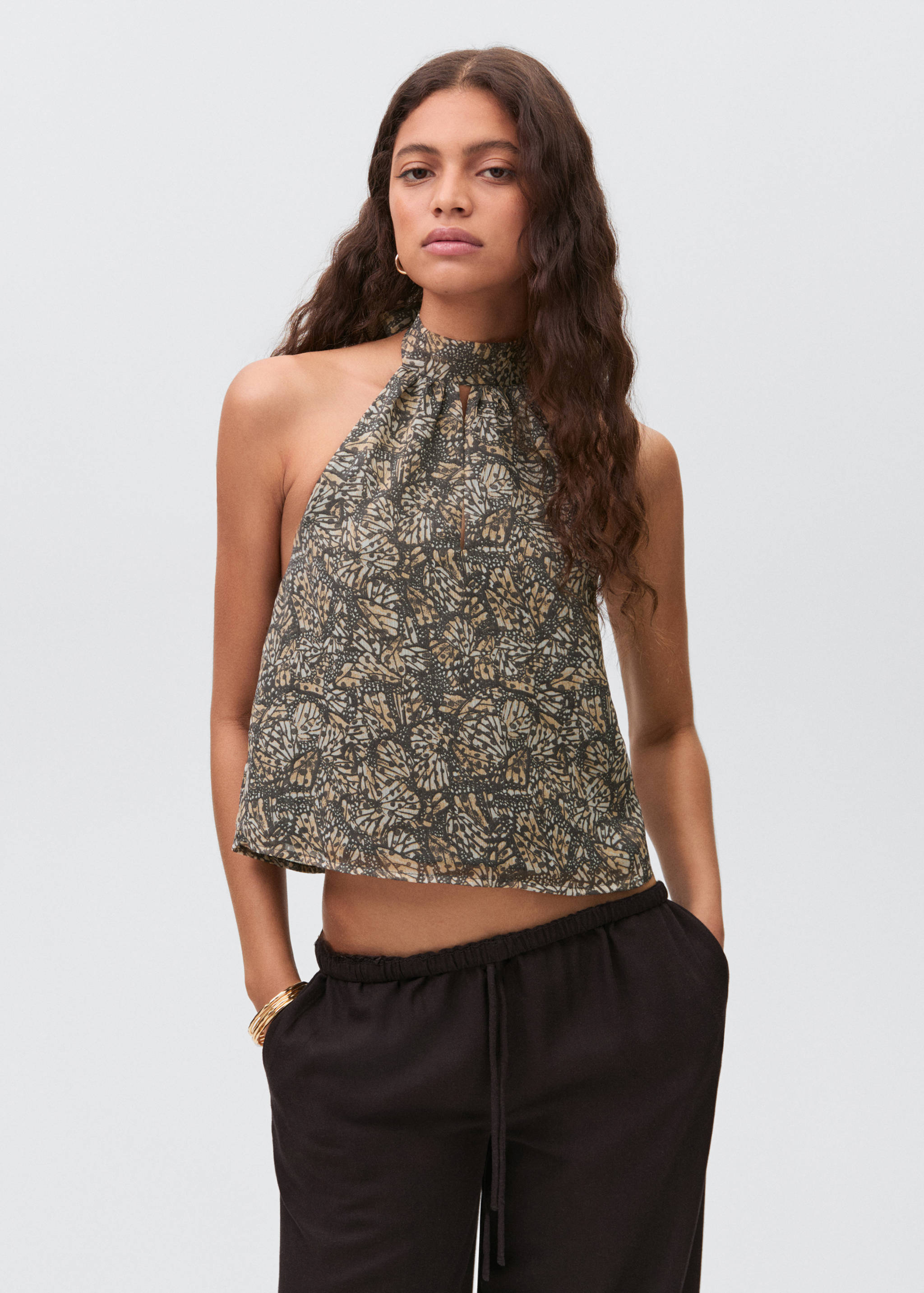 Top estampado cuello halter - Plano medio