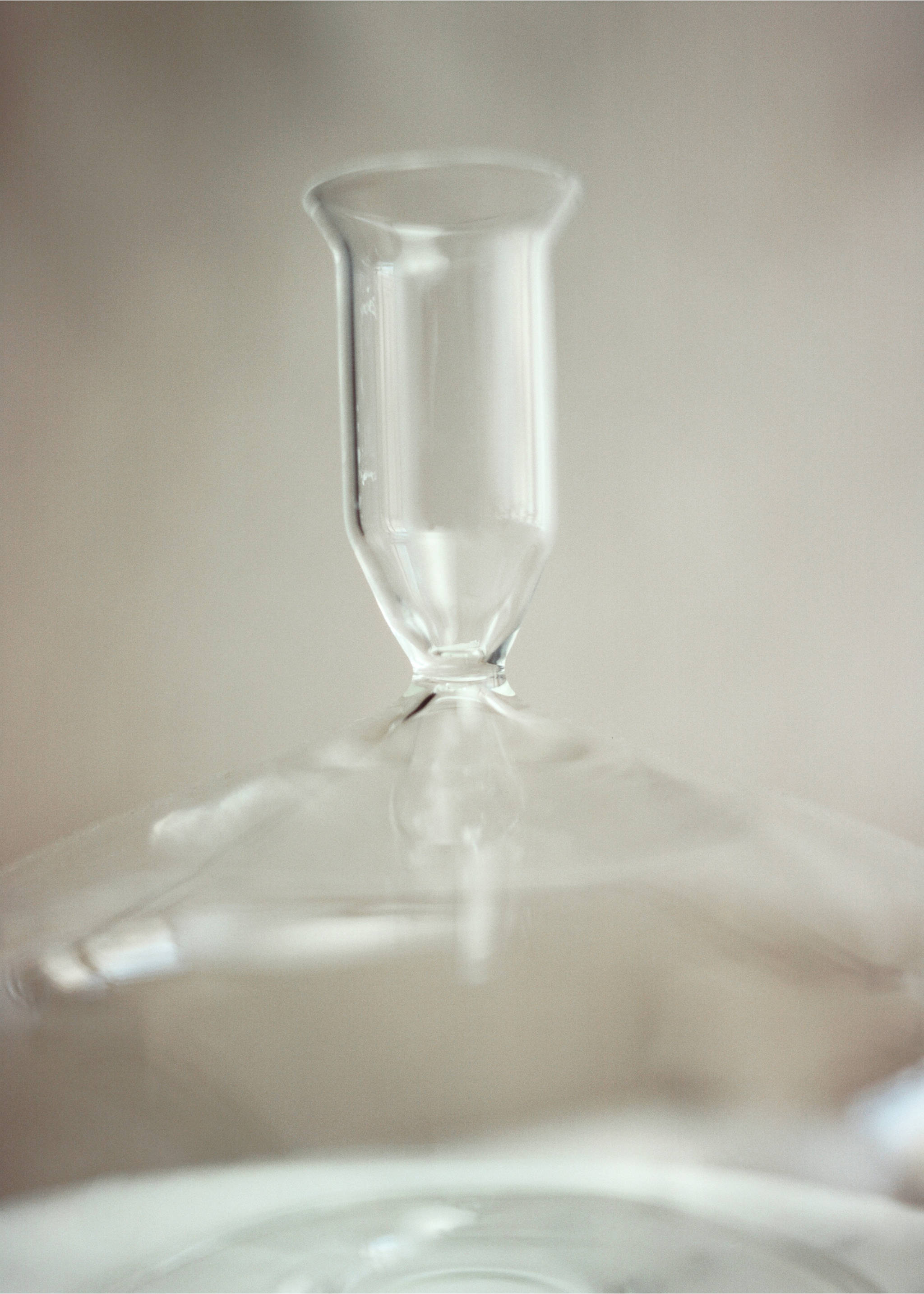 Høy bølgeformet lysestakei borosilikat - Artikkeldetalj 6, Isgrå. Ref: 17031524-00.