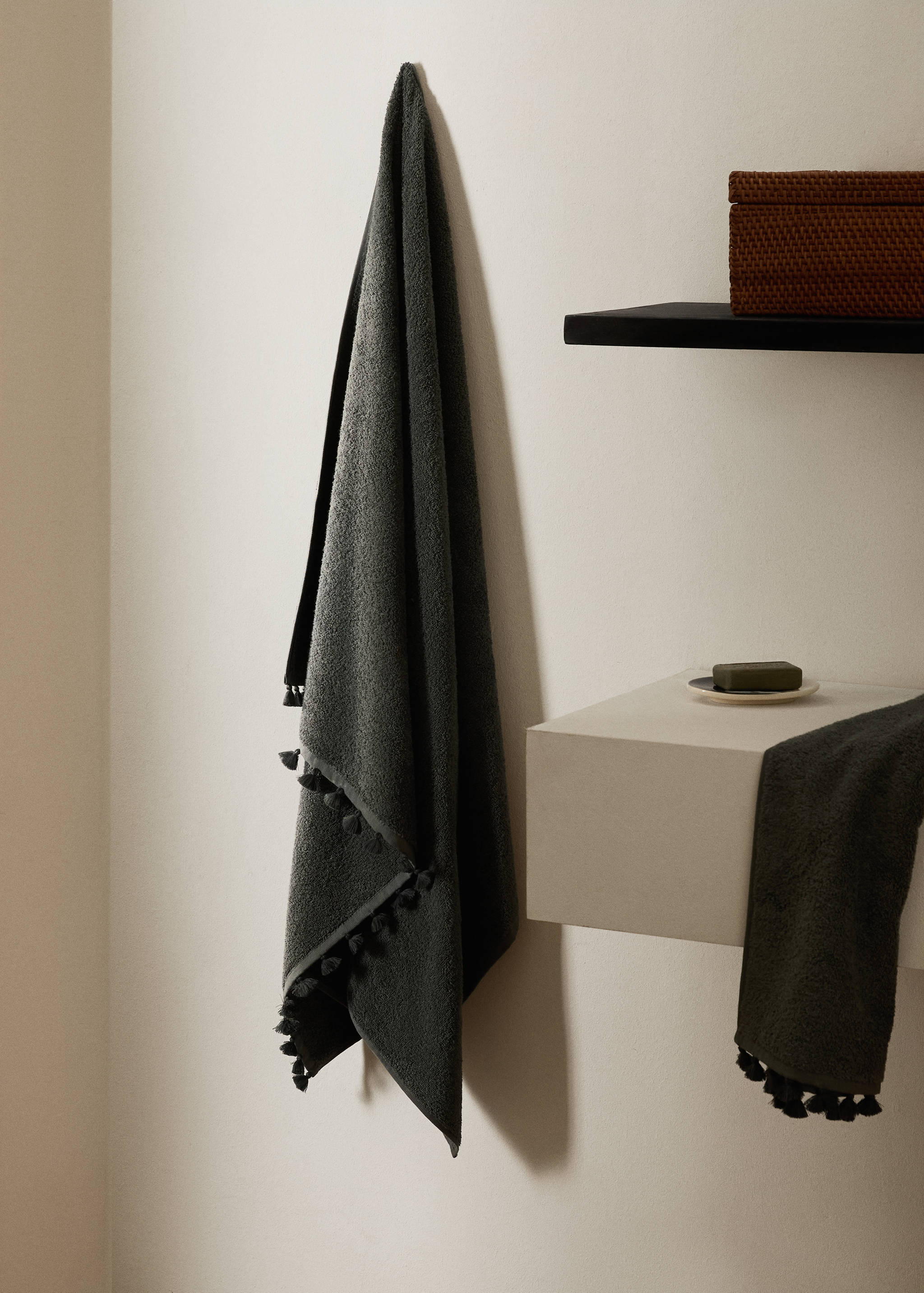 Bath towel with pom-pom - General plane