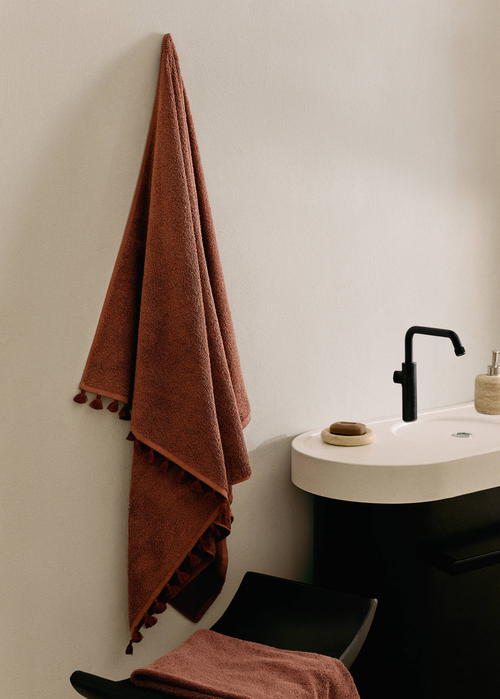 Bath towel with pom-pom - General plane