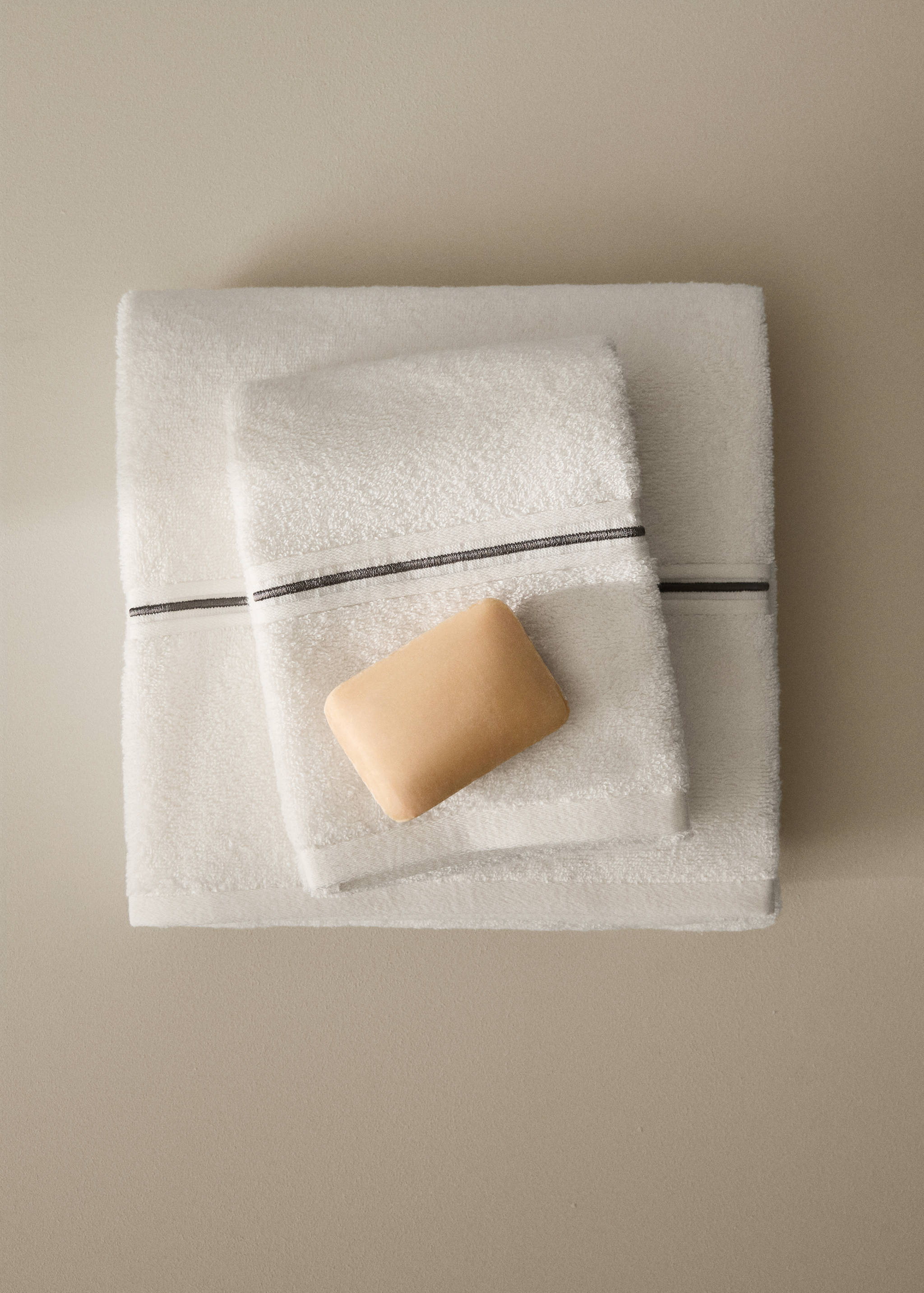 Handtuch aus Baumwolle mit besticktem Muschelsaum - Allgemeine Ansicht