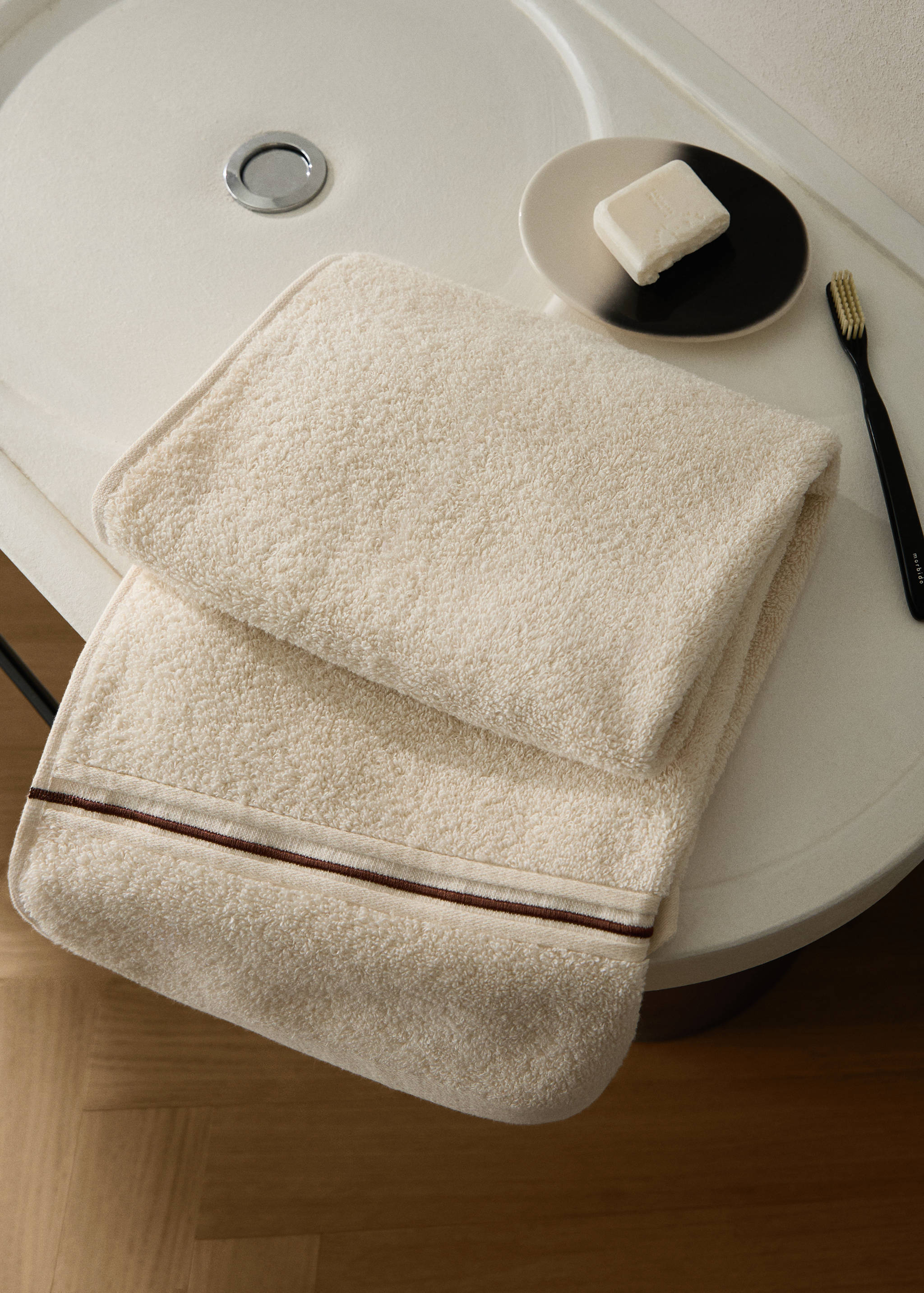 Handtuch aus Baumwolle mit besticktem Muschelsaum - Allgemeine Ansicht