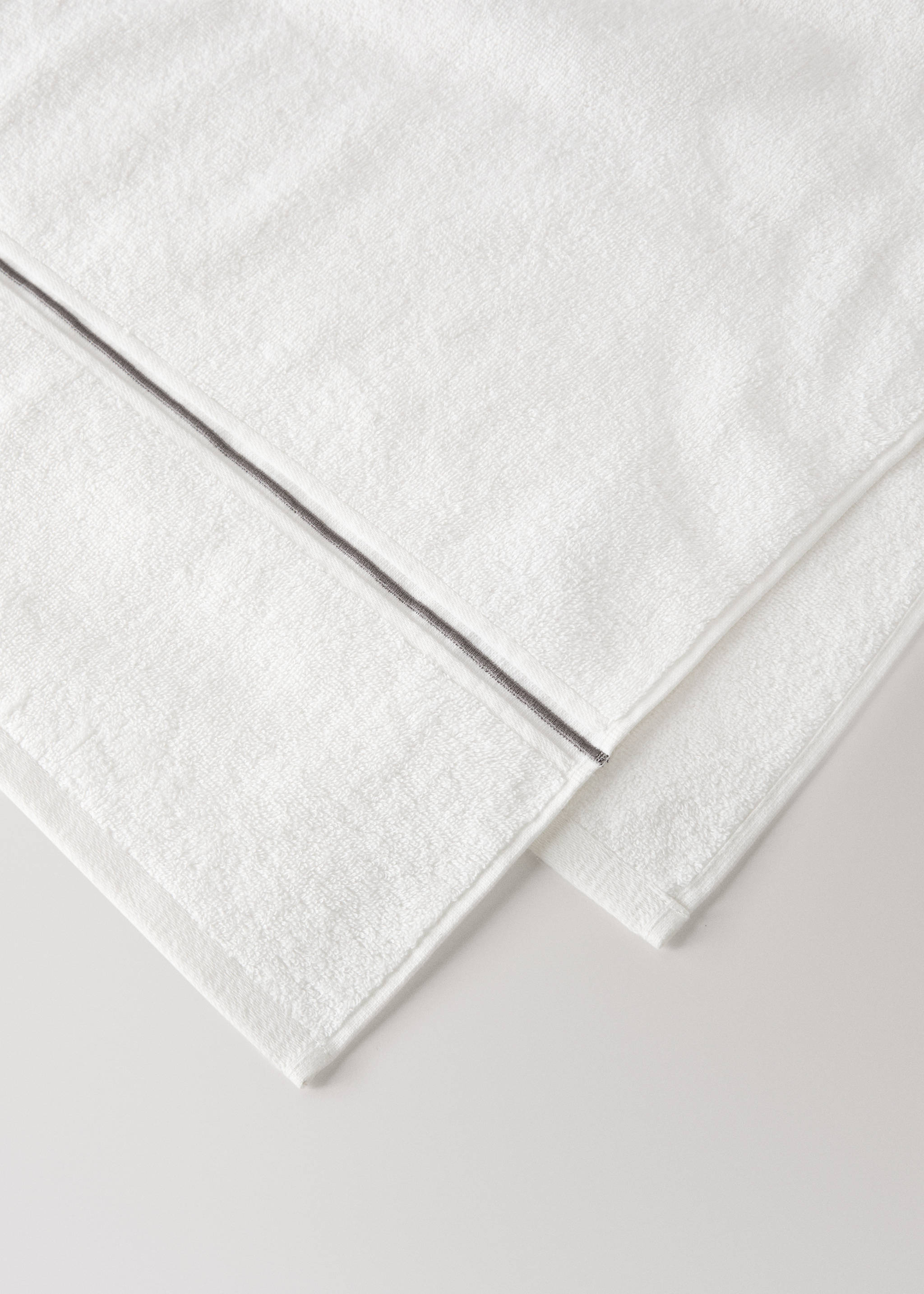 Cotton bath towel with embroidered scalloped edge - Details of the article 1