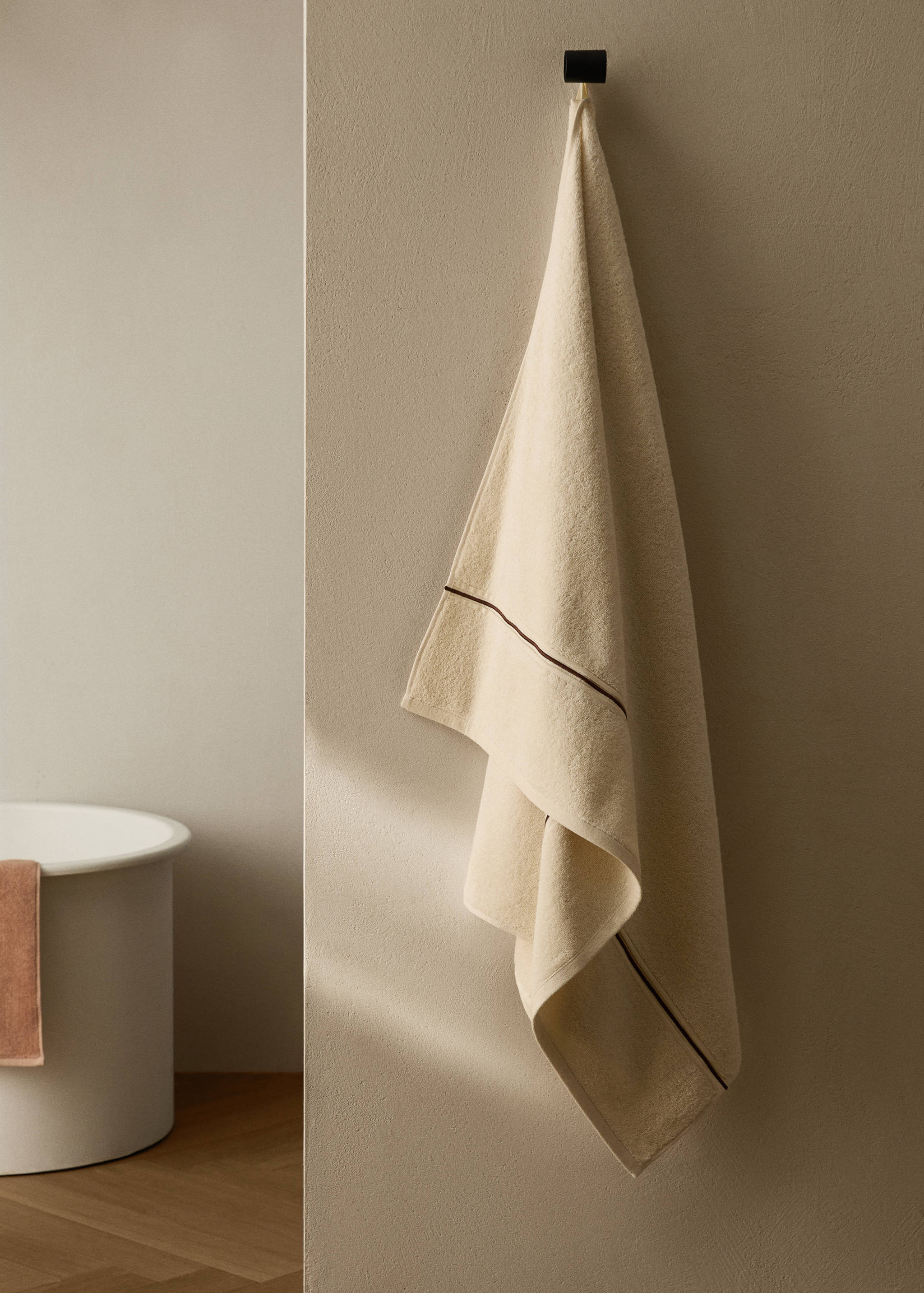 Cotton bath towel with embroidered scalloped edge - General plane