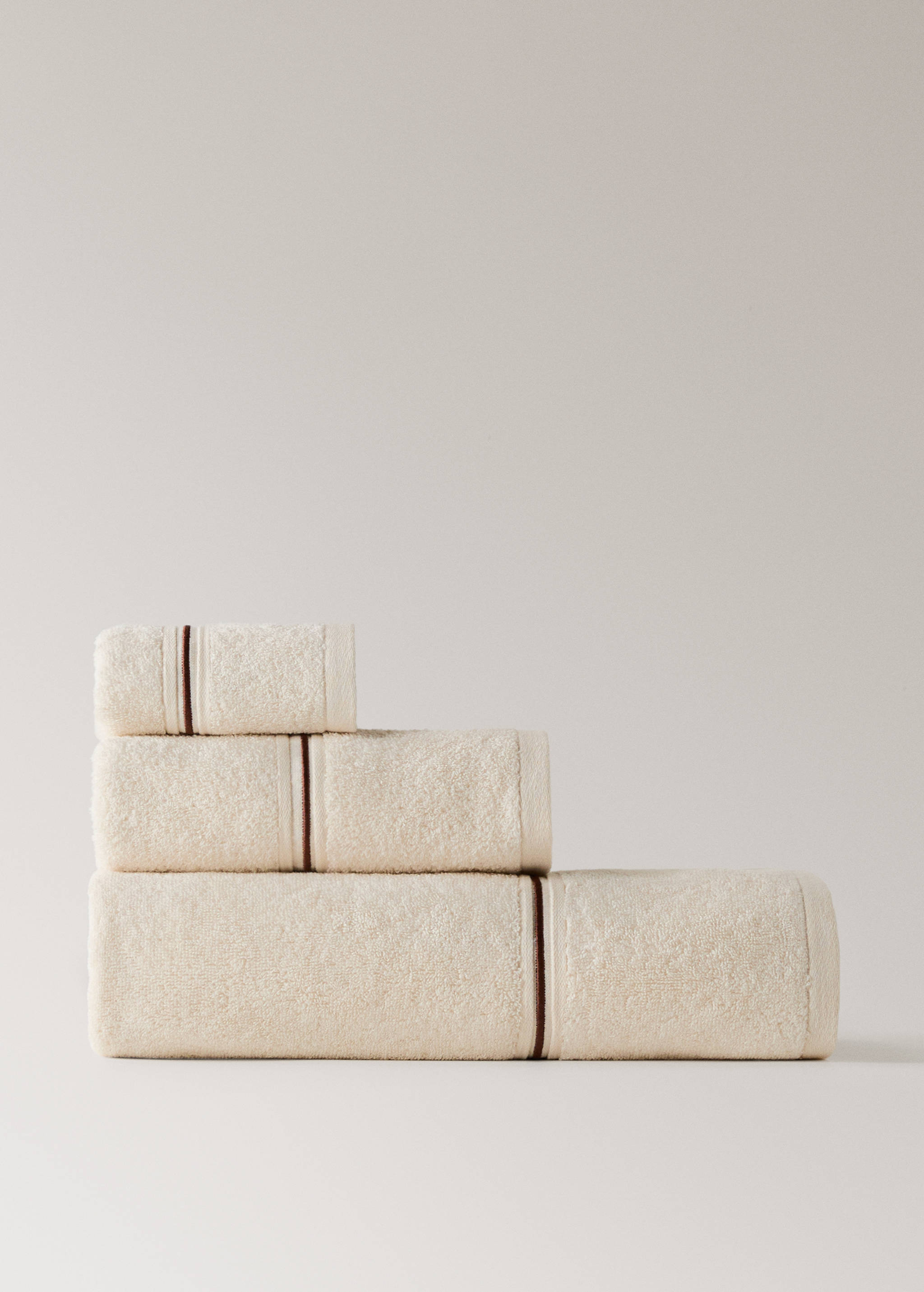 Cotton bath towel with embroidered scalloped edge - Article without model