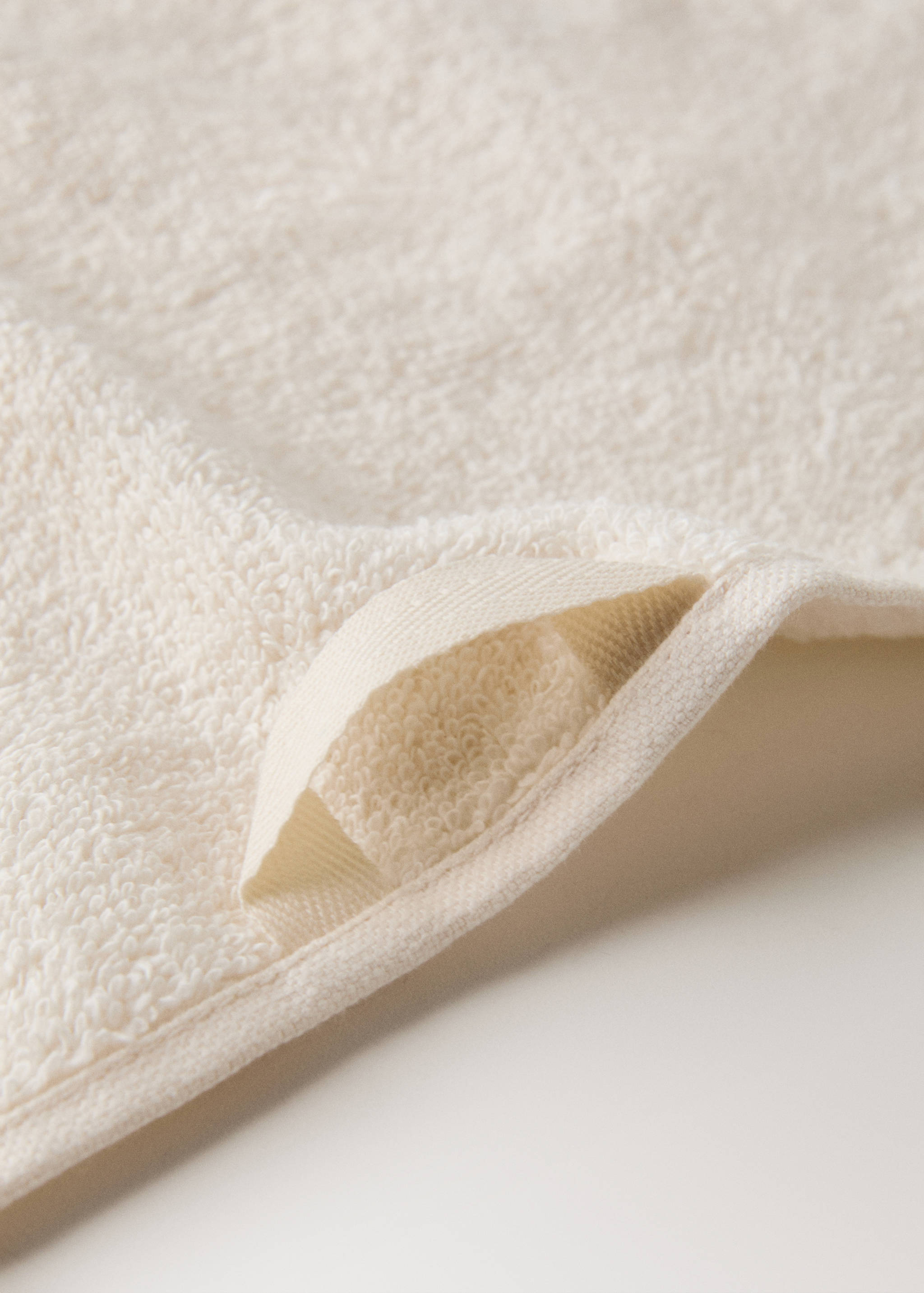 Cotton bath towel with embroidered scalloped edge - Details of the article 2