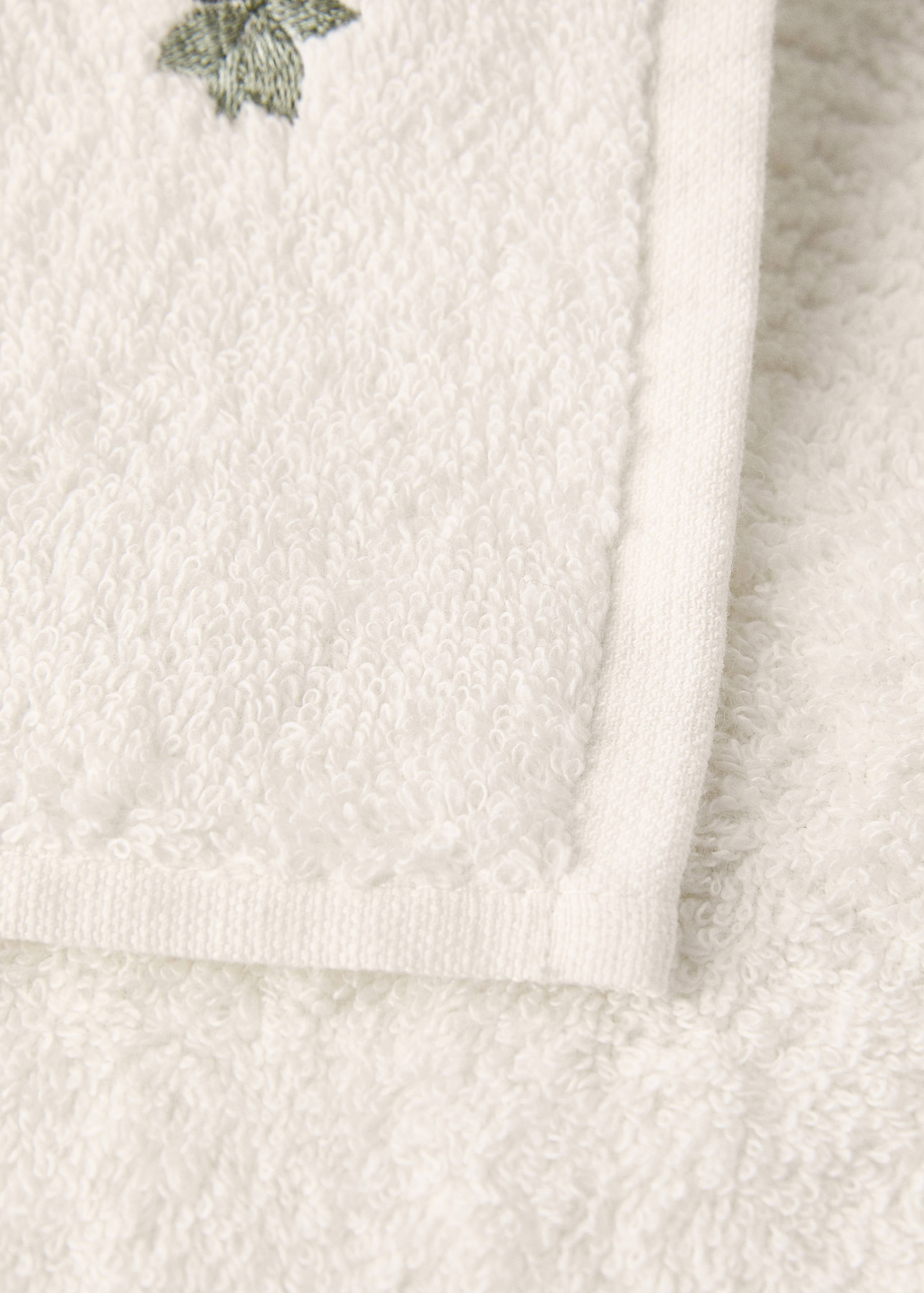 Pack of 3 towels with embroidered flower - Details of the article 2