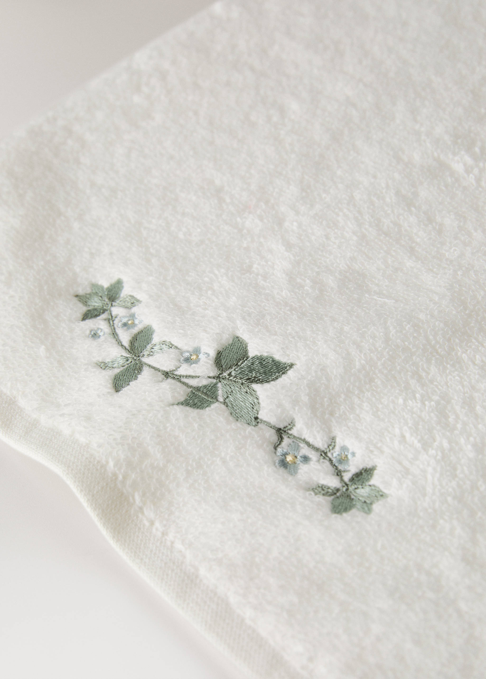 Guest towel with embroidered flower - Details of the article 1