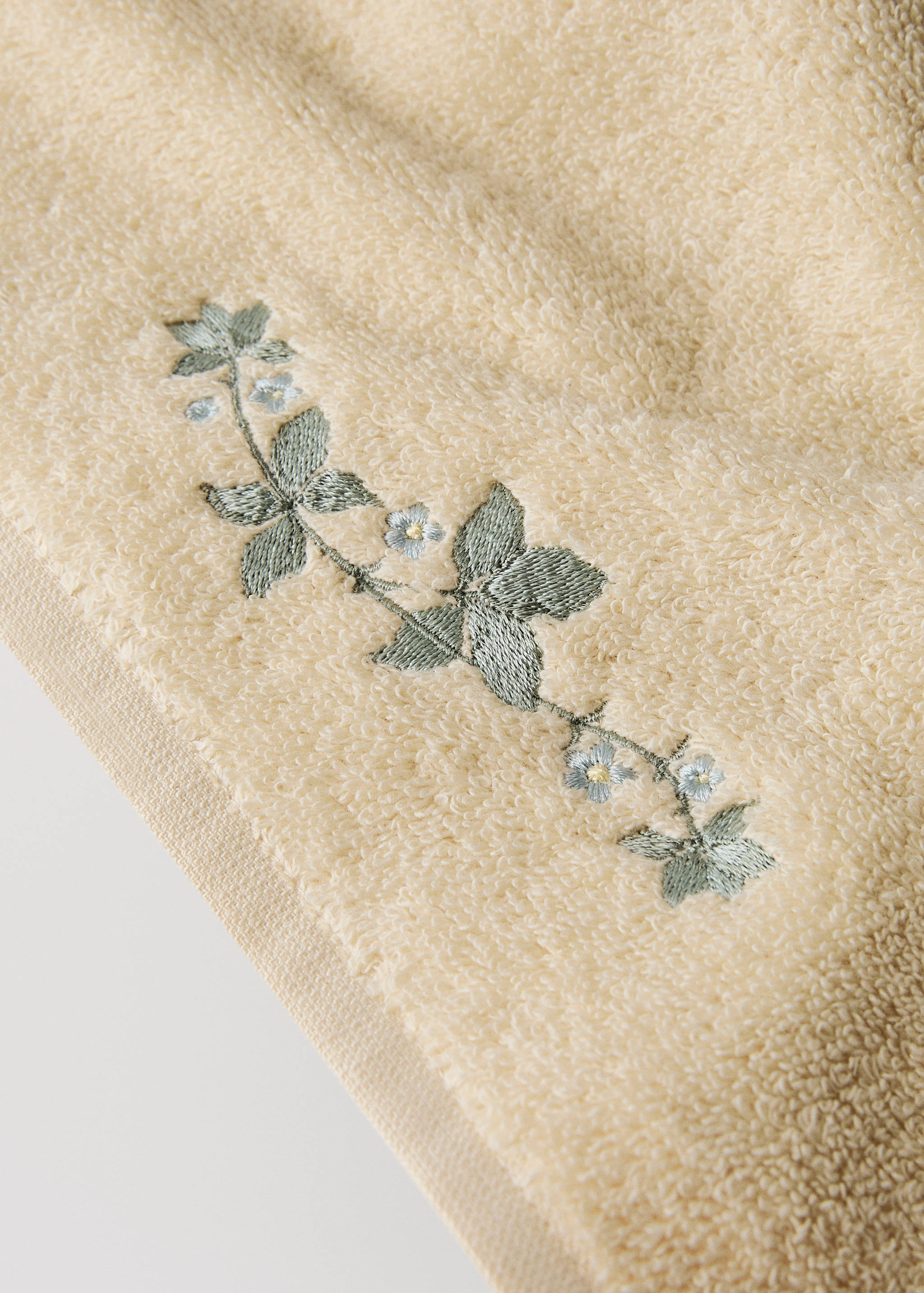 Guest towel with embroidered flower - Details of the article 2