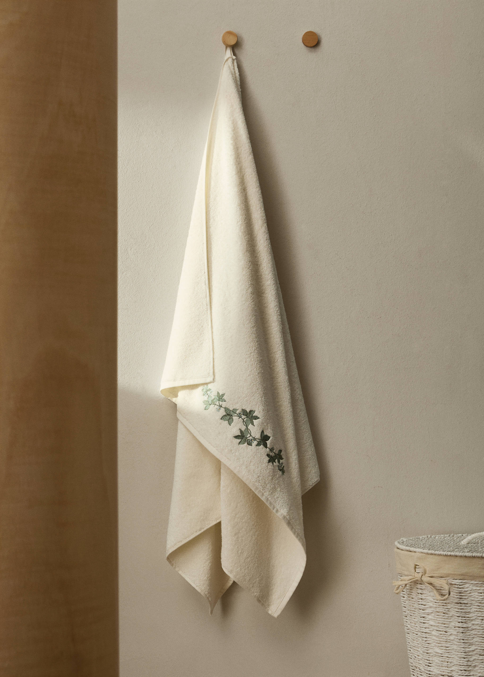 Bath towel with embroidered flower - General plane
