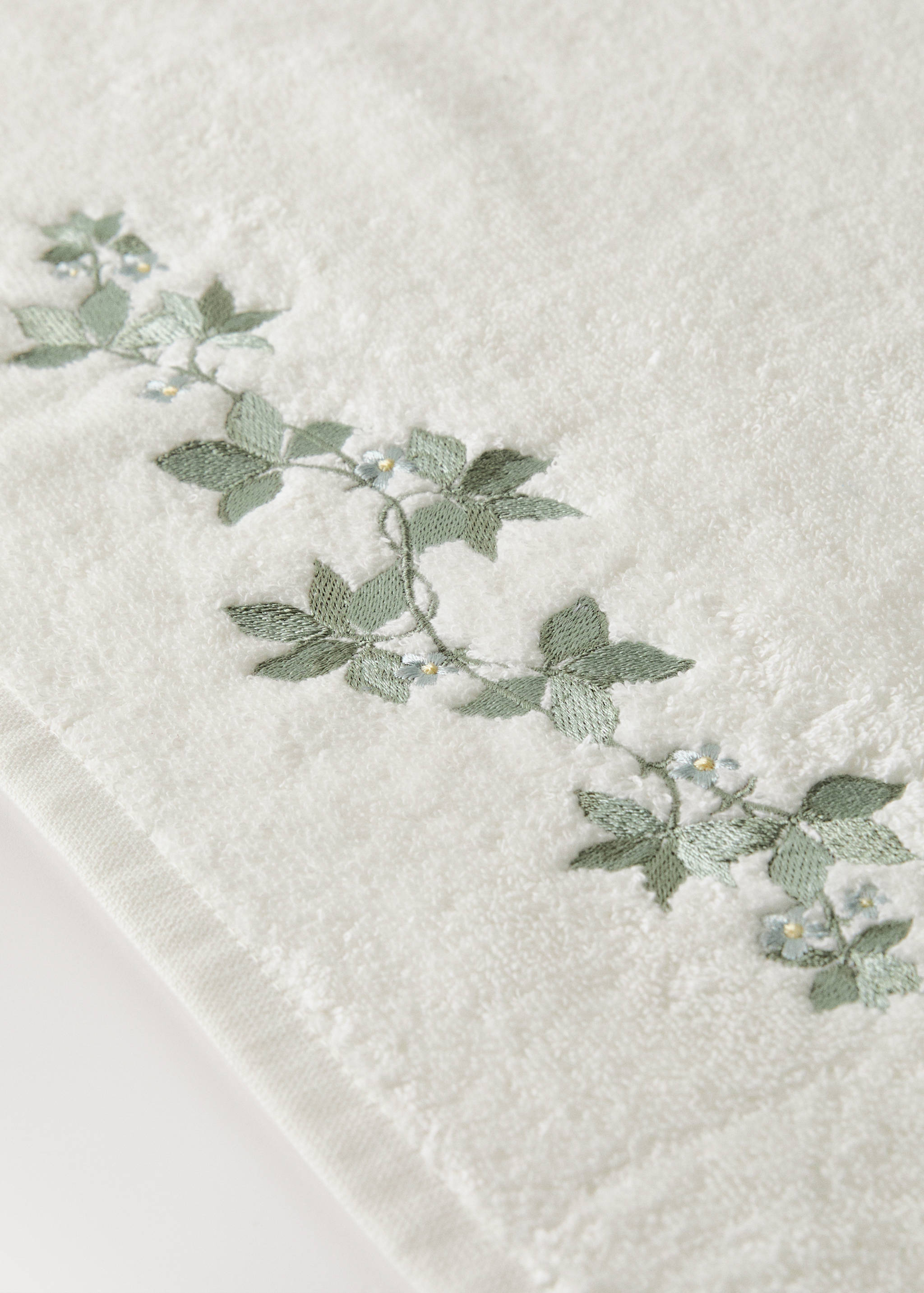 Bath towel with embroidered flower - Details of the article 1