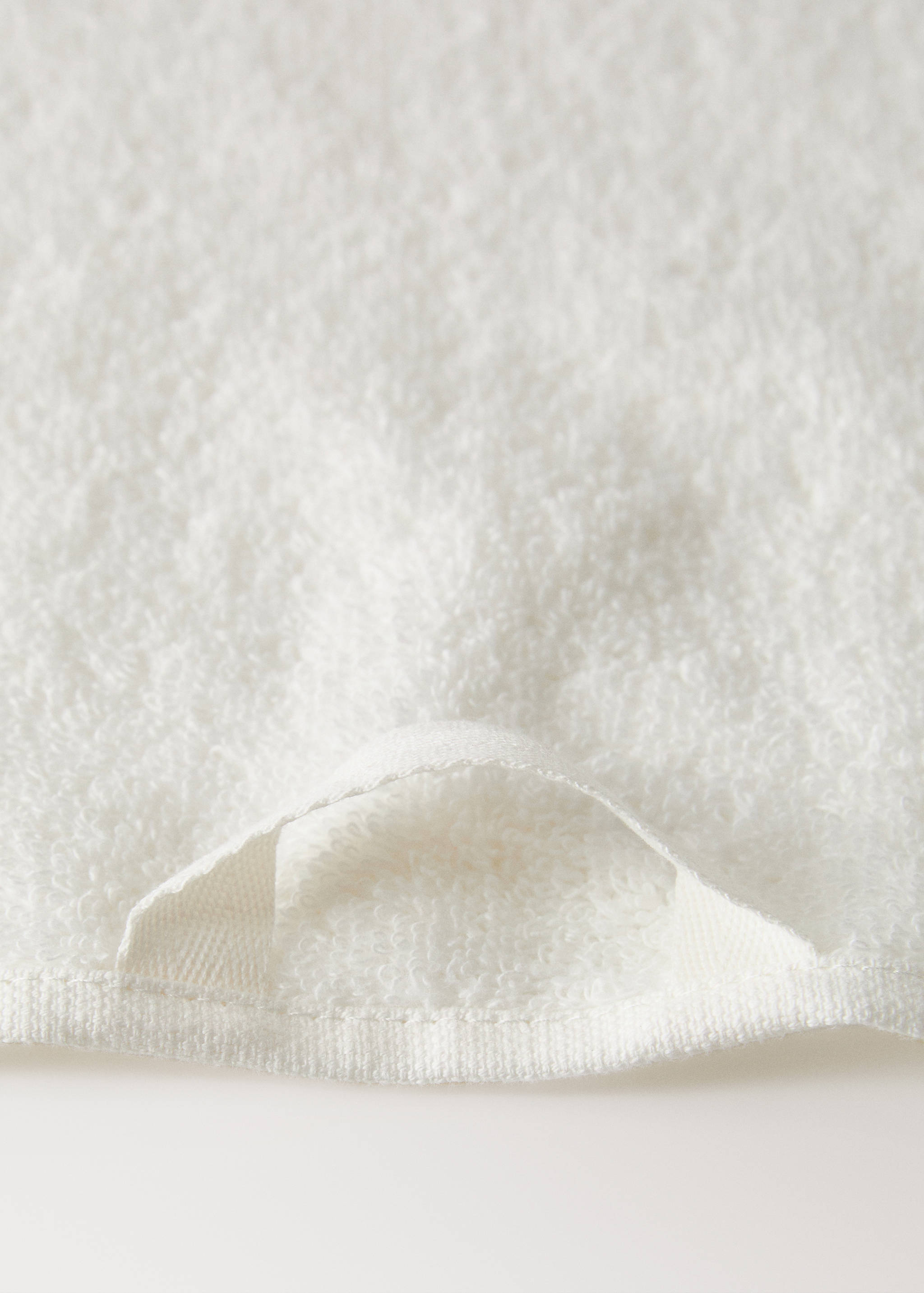 Bath towel with embroidered flower - Details of the article 2