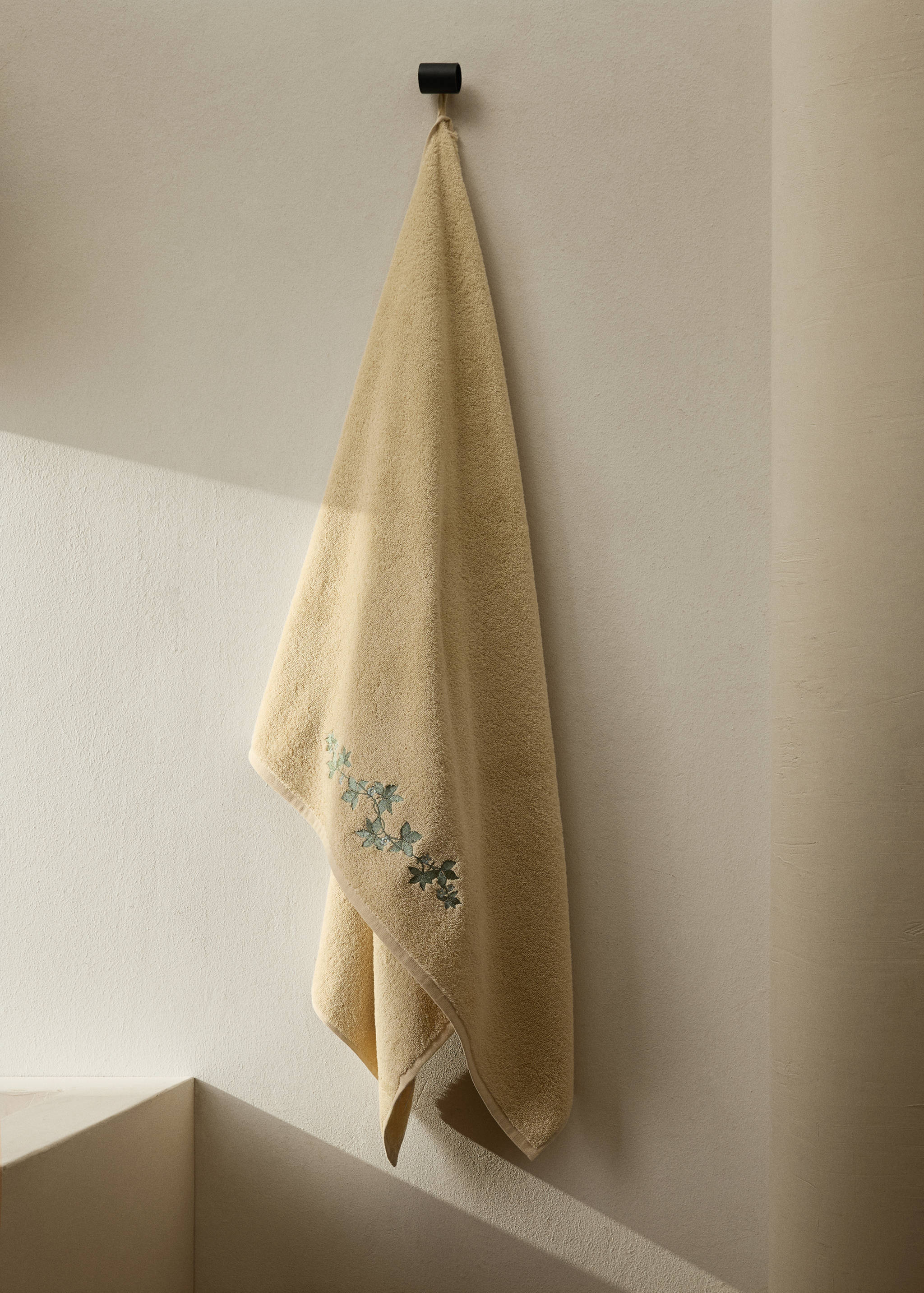 Bath towel with embroidered flower - General plane