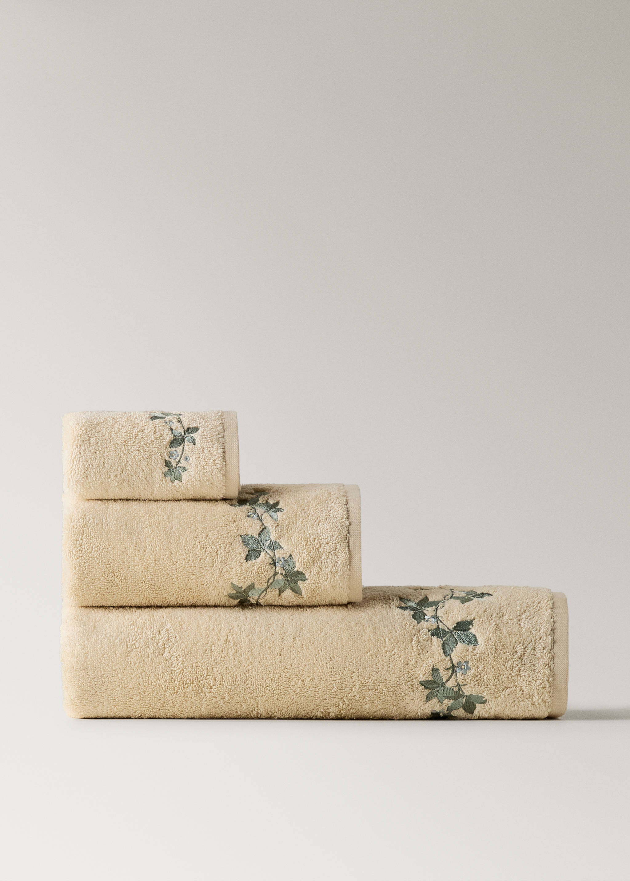 Bath towel with embroidered flower - Article without model