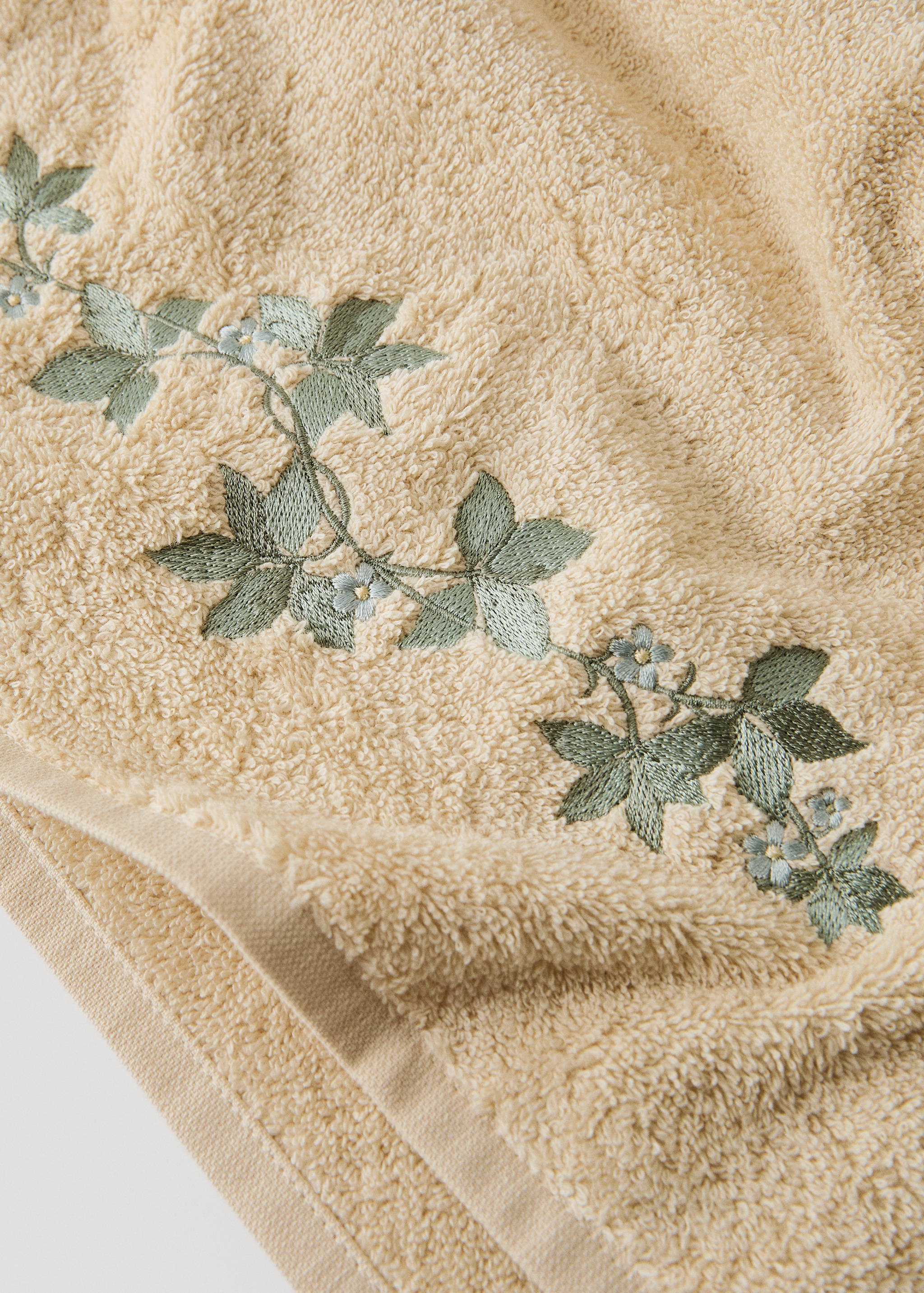 Bath towel with embroidered flower - Details of the article 2