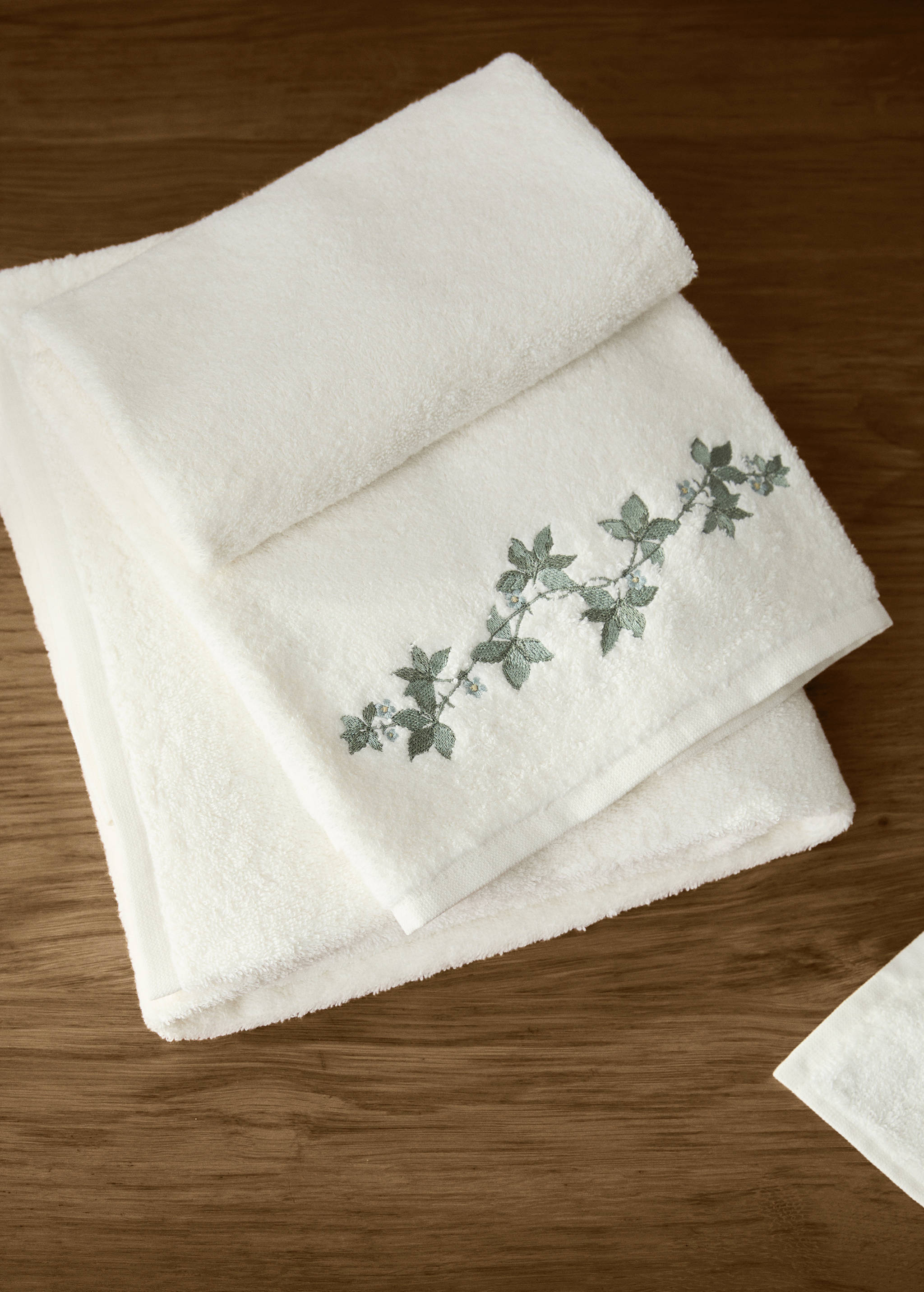 Bath towel with embroidered flower - General plane