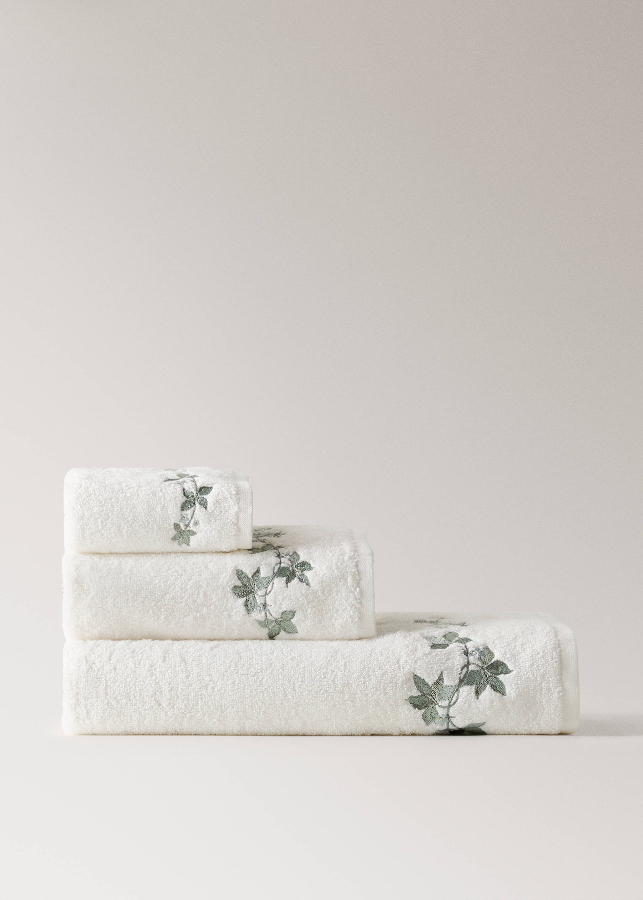 Bath towel with embroidered flower - Article without model