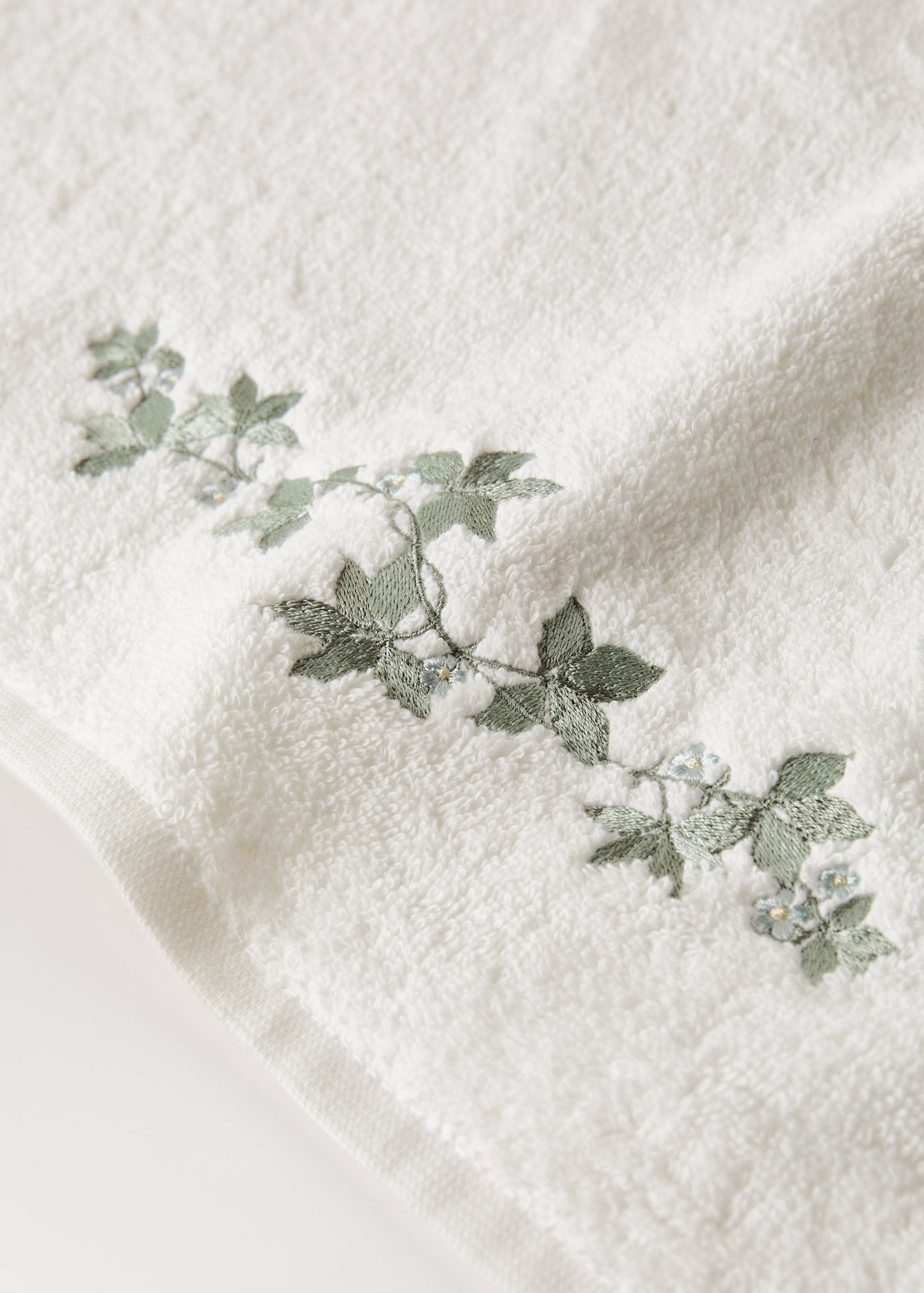 Bath towel with embroidered flower - Details of the article 1