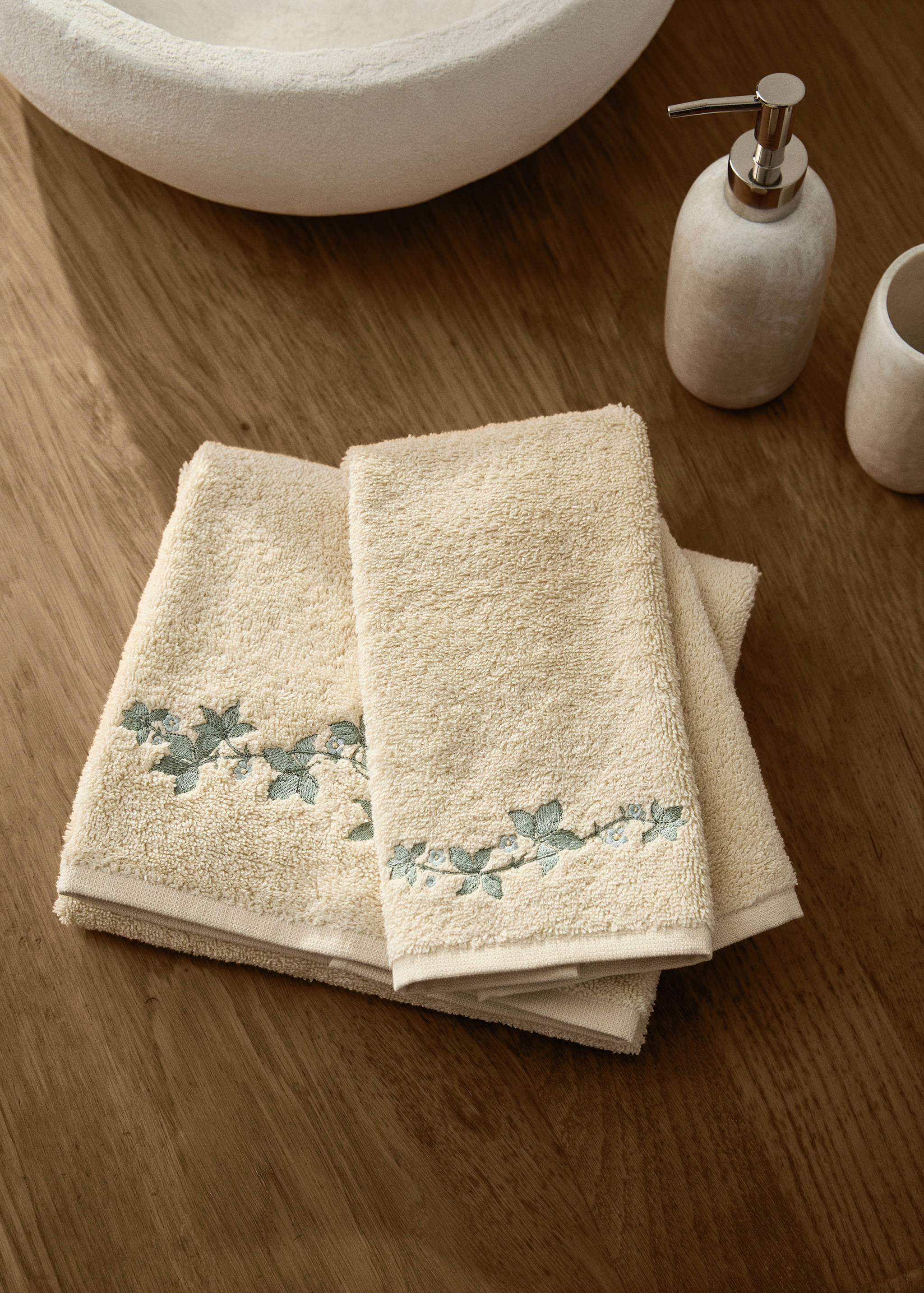 Bath towel with embroidered flower - General plane