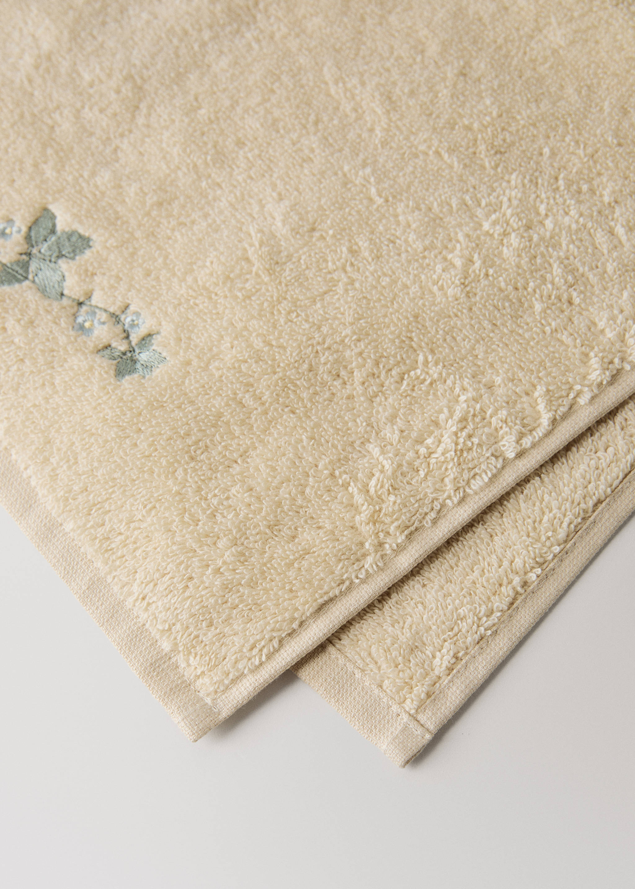 Bath towel with embroidered flower - Details of the article 1