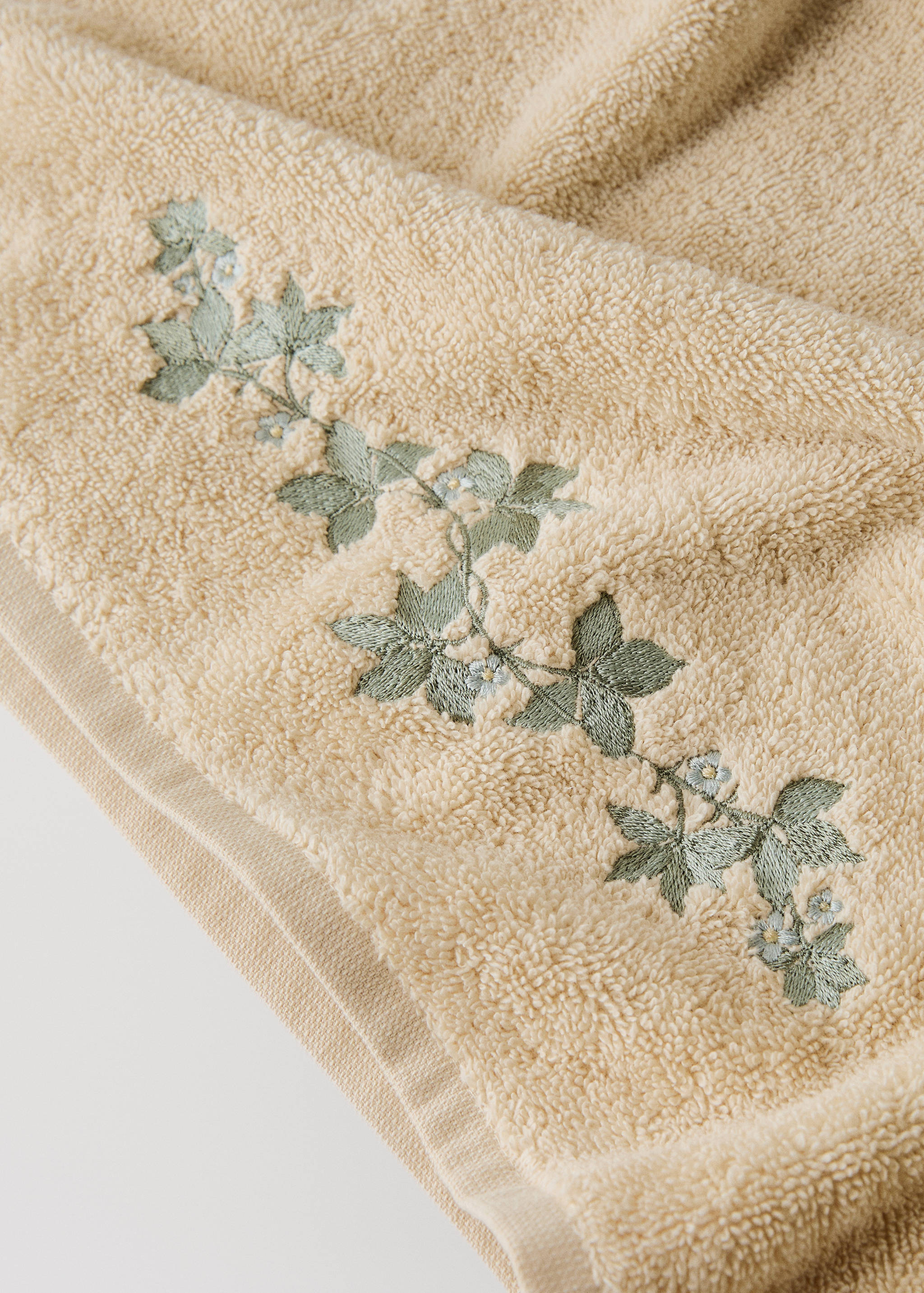Bath towel with embroidered flower - Details of the article 2