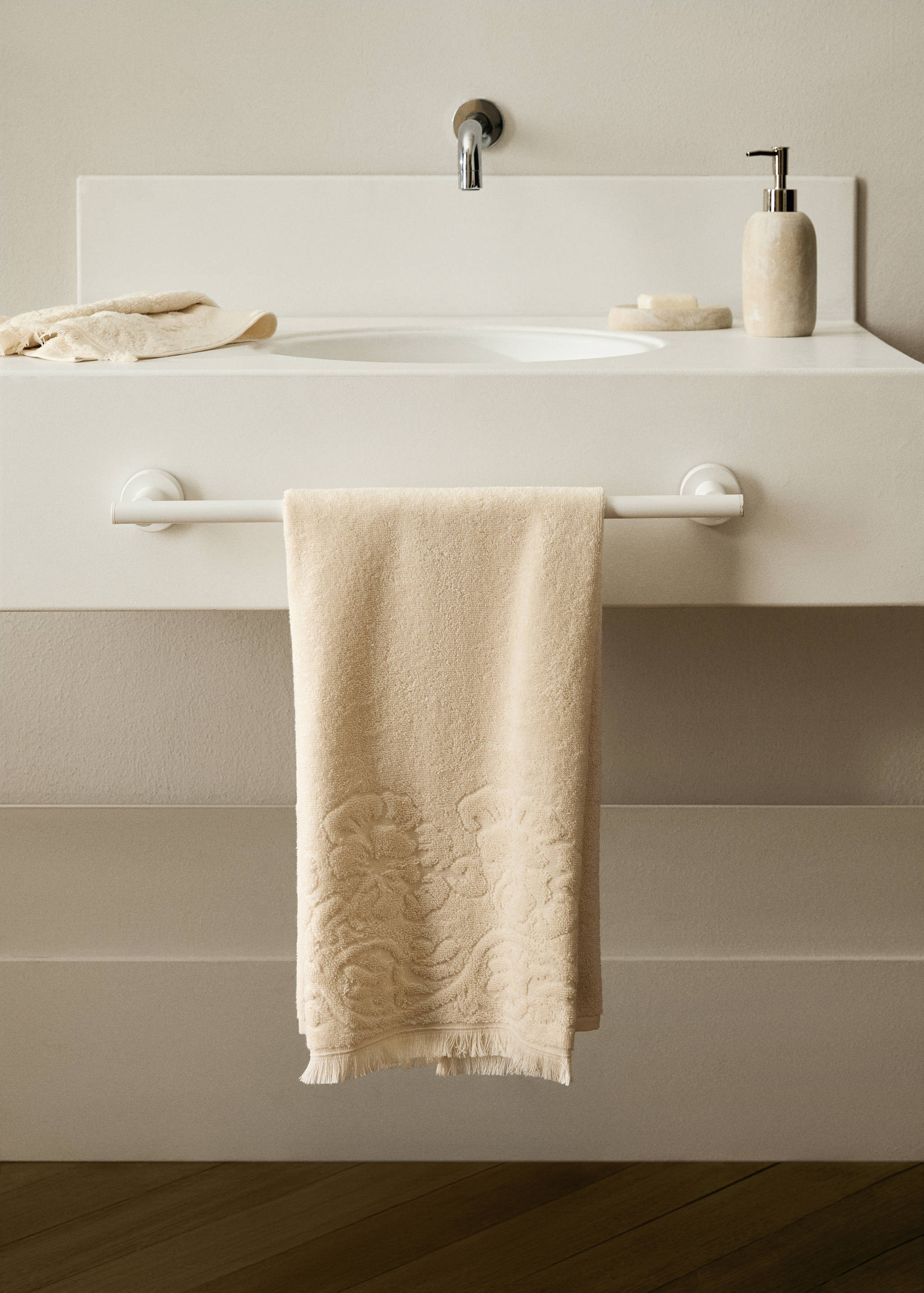 Washbasin towel with floral trim - General plane