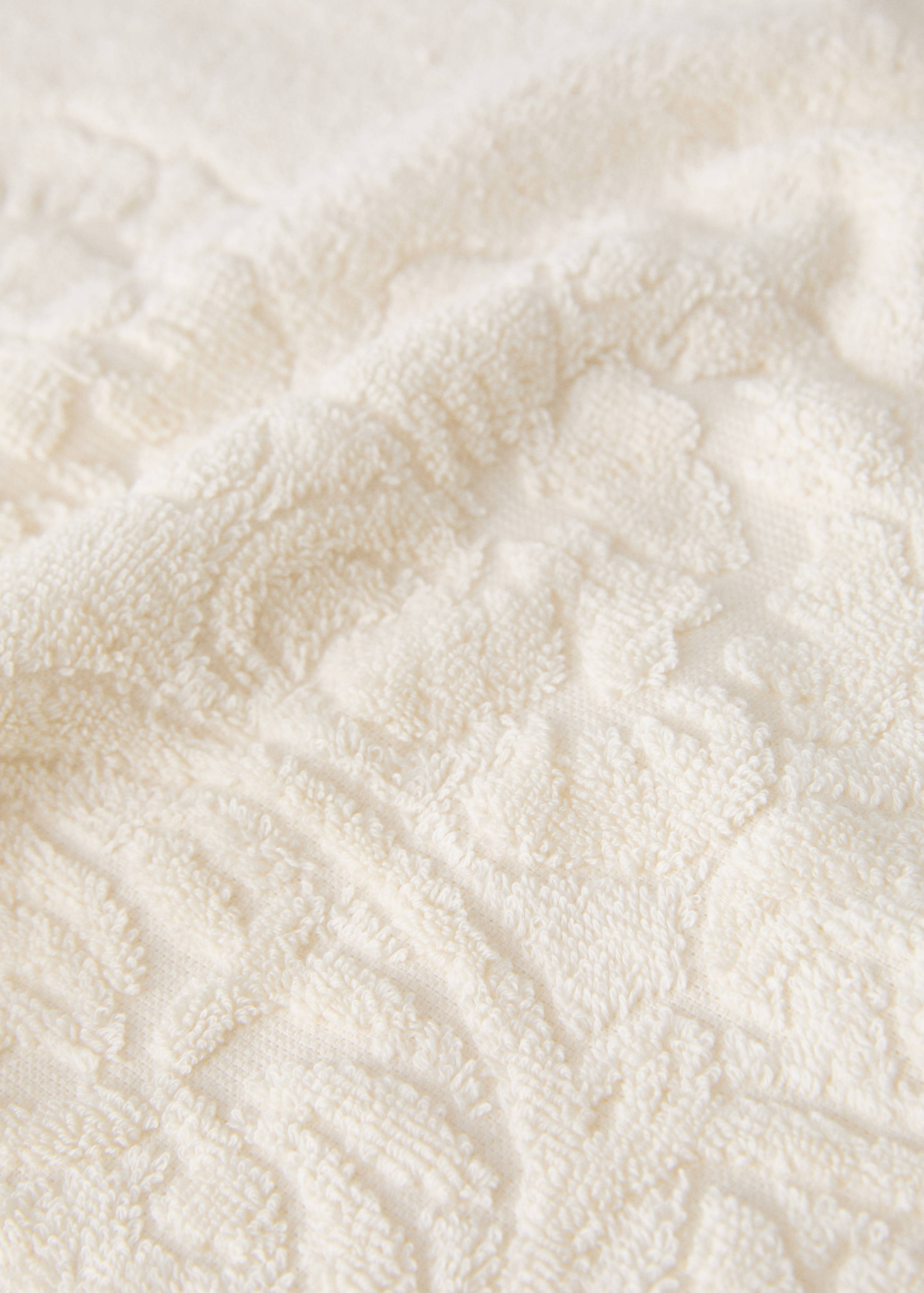 Washbasin towel with floral trim - Details of the article 3