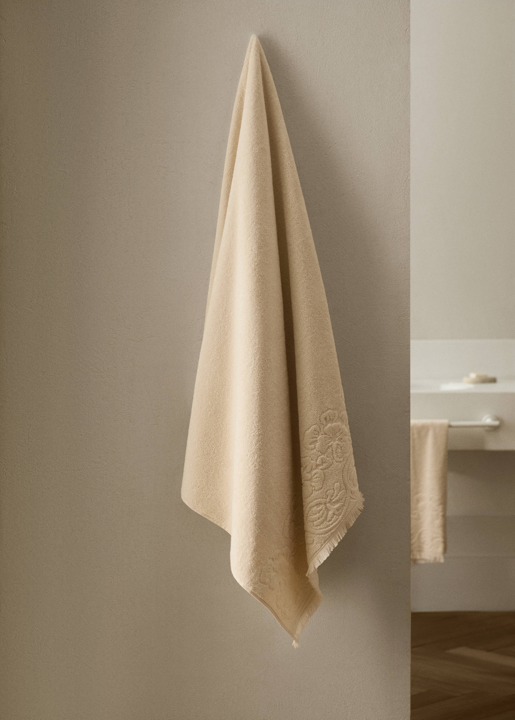 Bath towel with floral trim - General plane