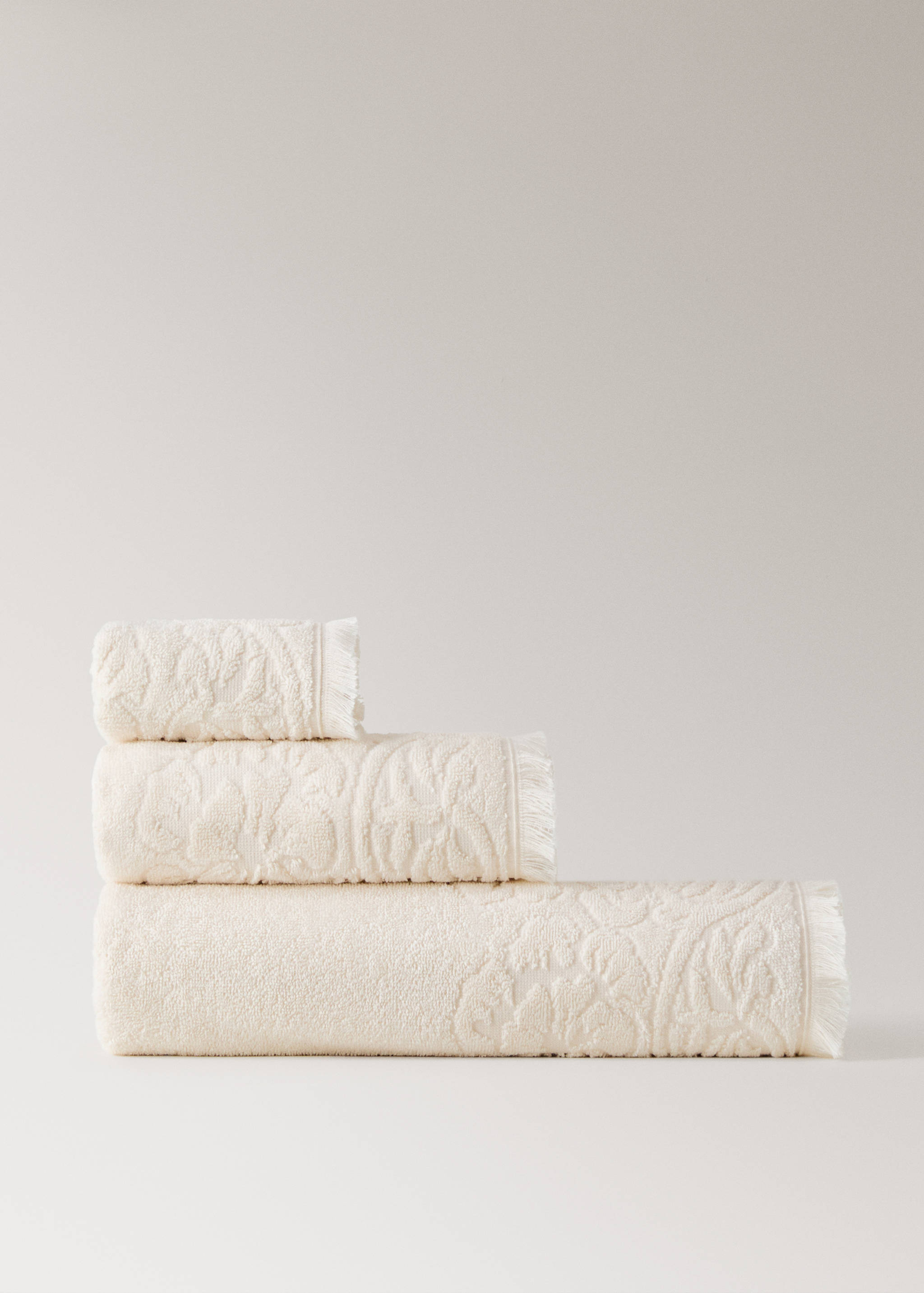 Bath towel with floral trim - Article without model