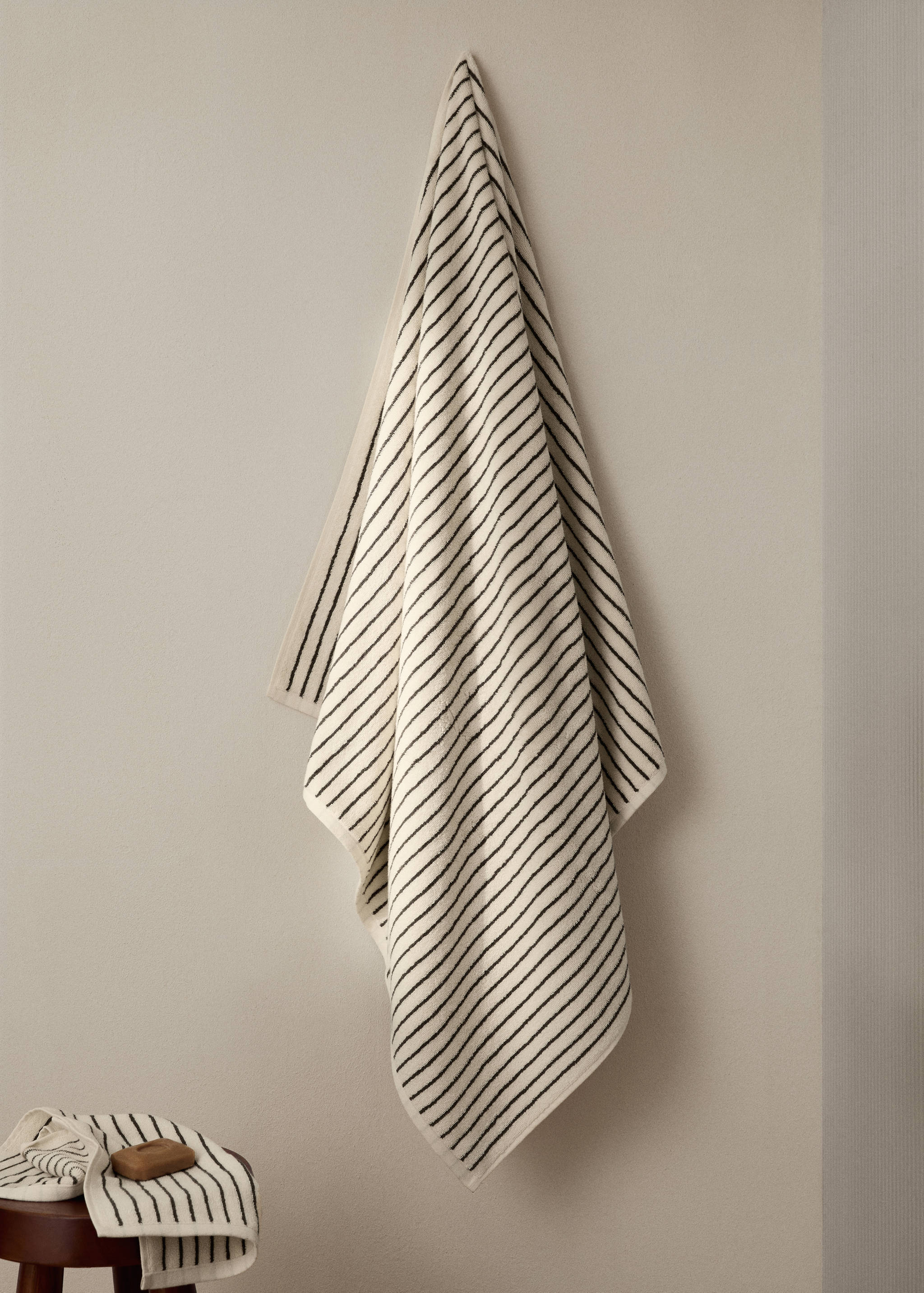 Katoenen badhanddoek met tweekleurige streep - Overzichtstekening