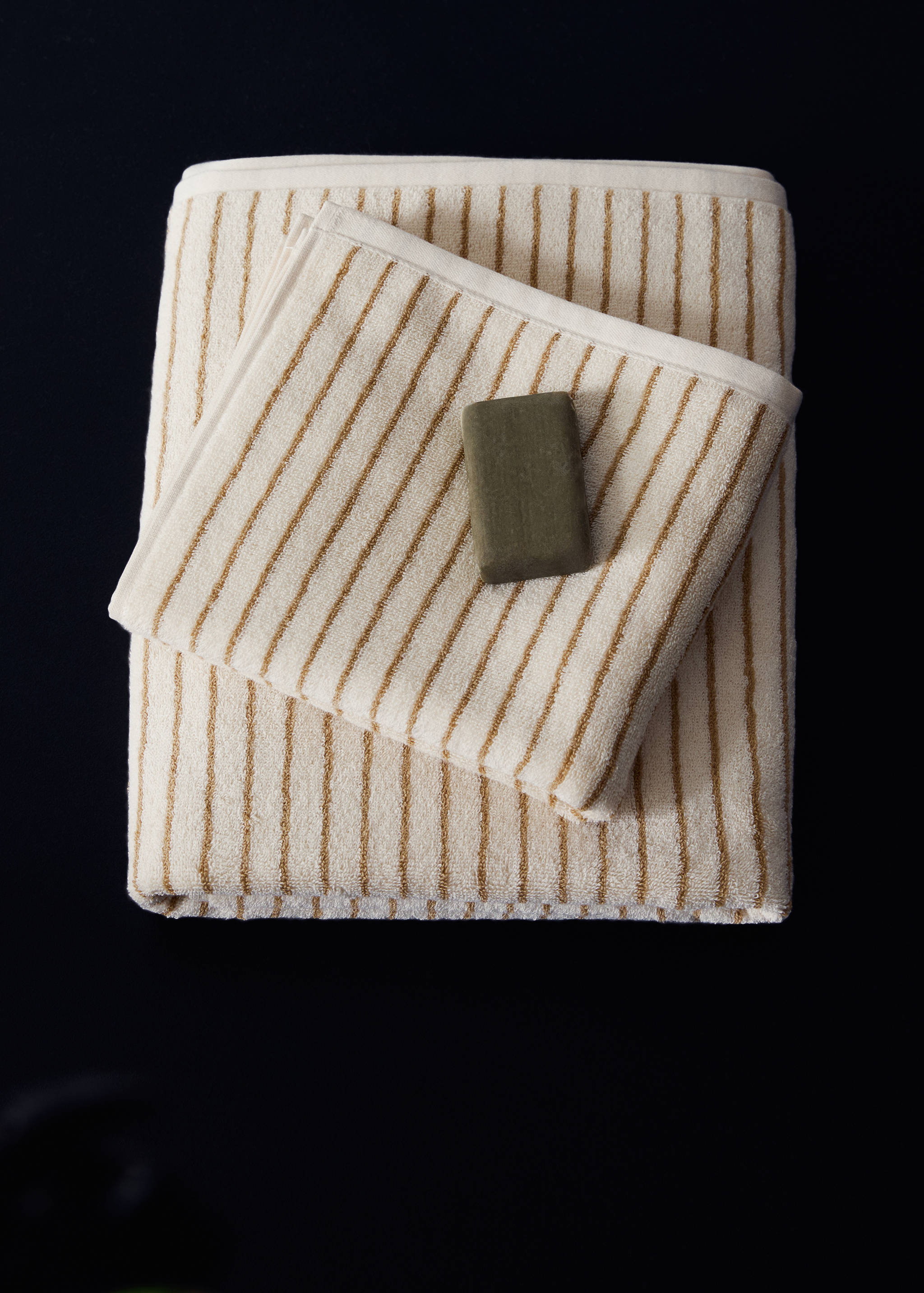 Handduk i bomull med tvåfärgade ränder - Allmän bild