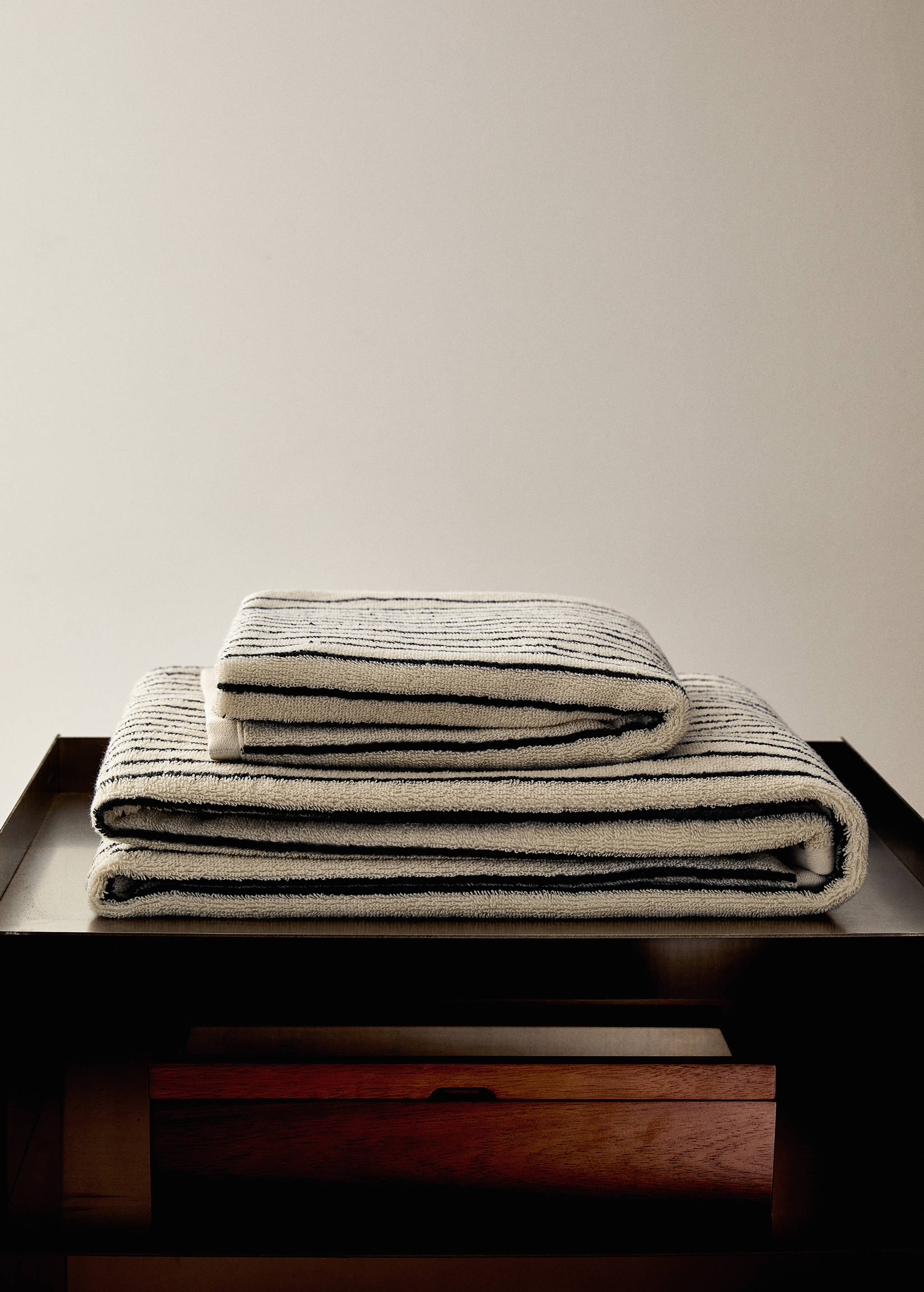 Handduk i bomull med tvåfärgade ränder - Allmän bild