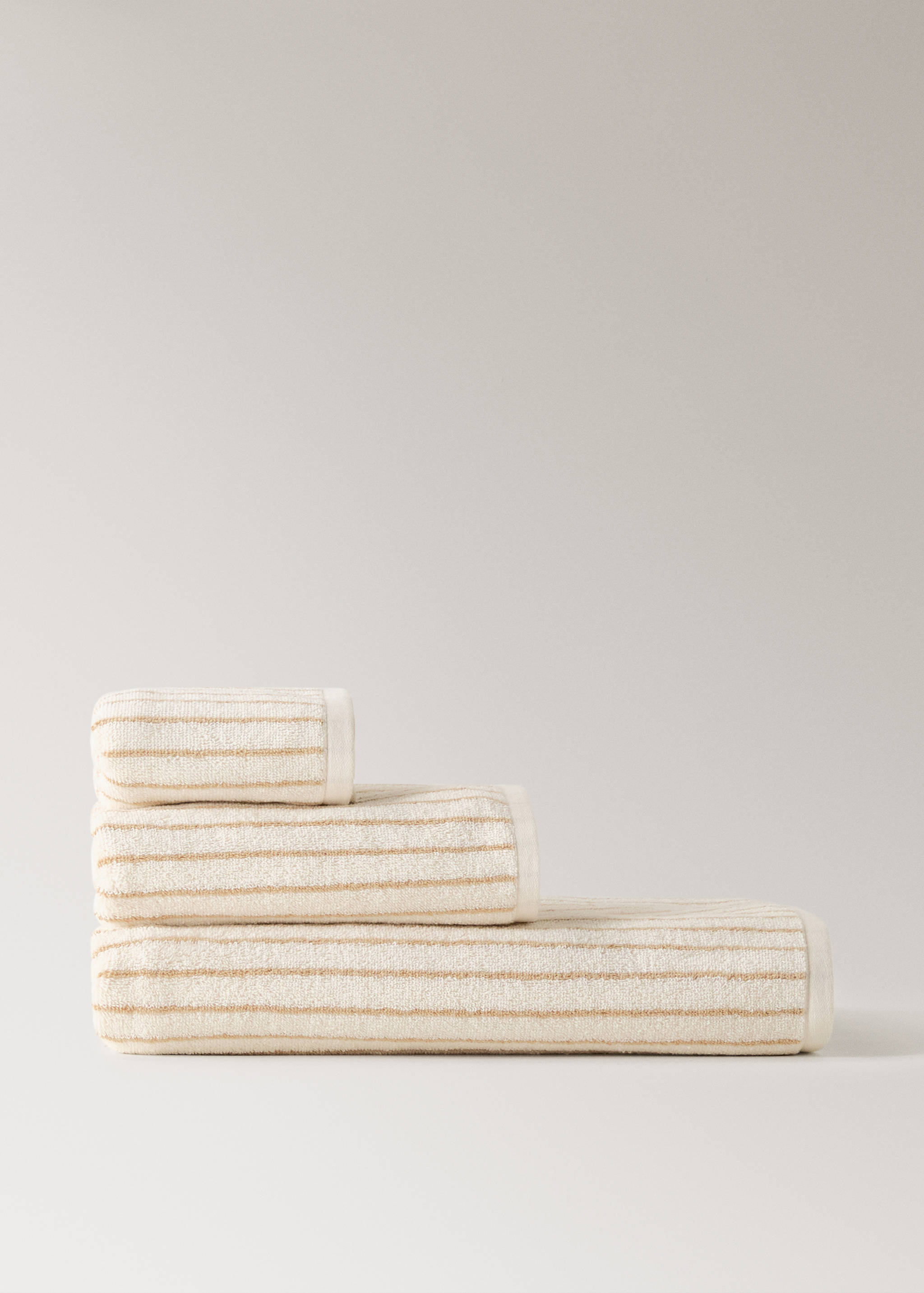 Cotton towel with two-tone stripes - Article without model
