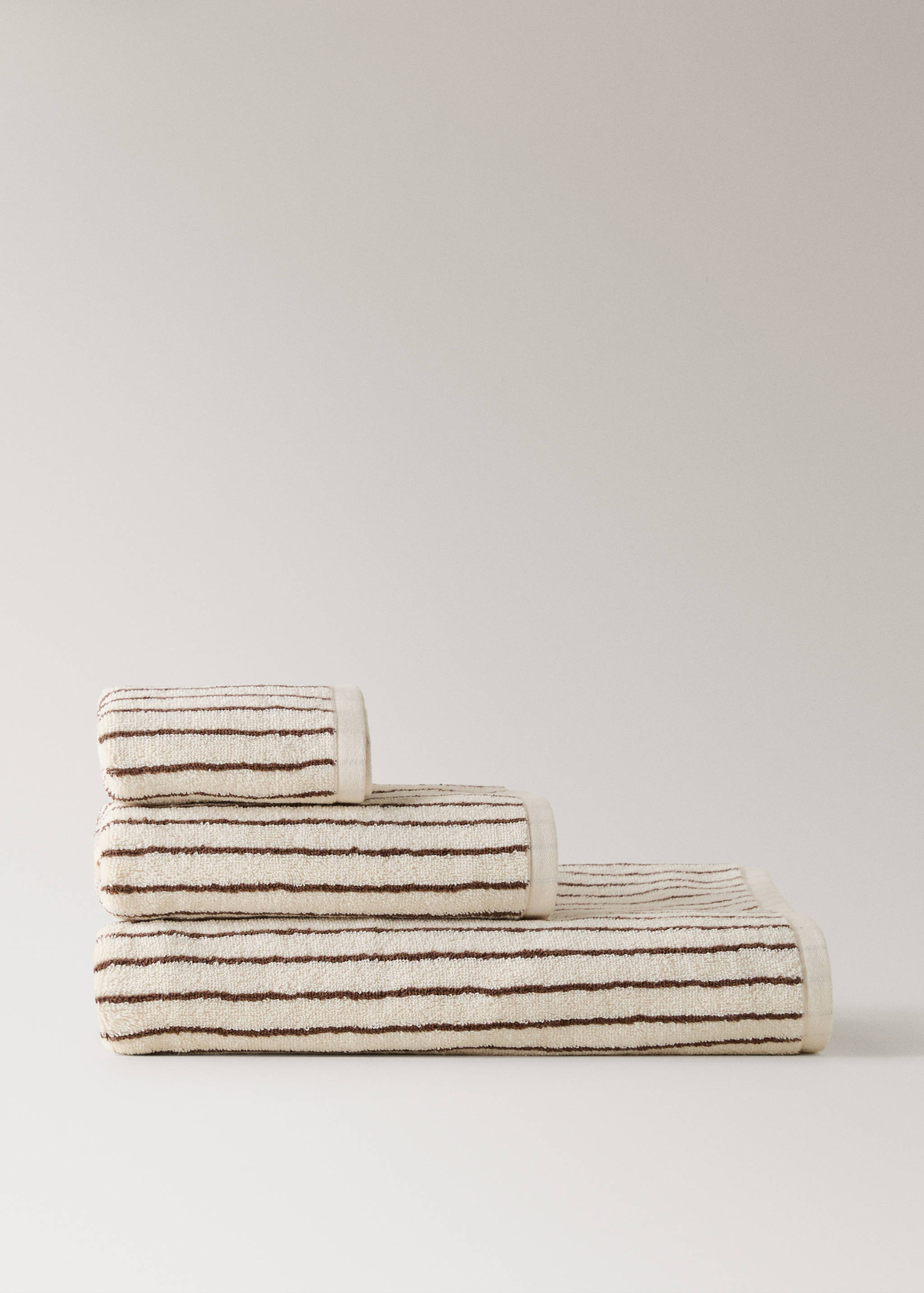 Cotton towel with two-tone stripes - Article without model