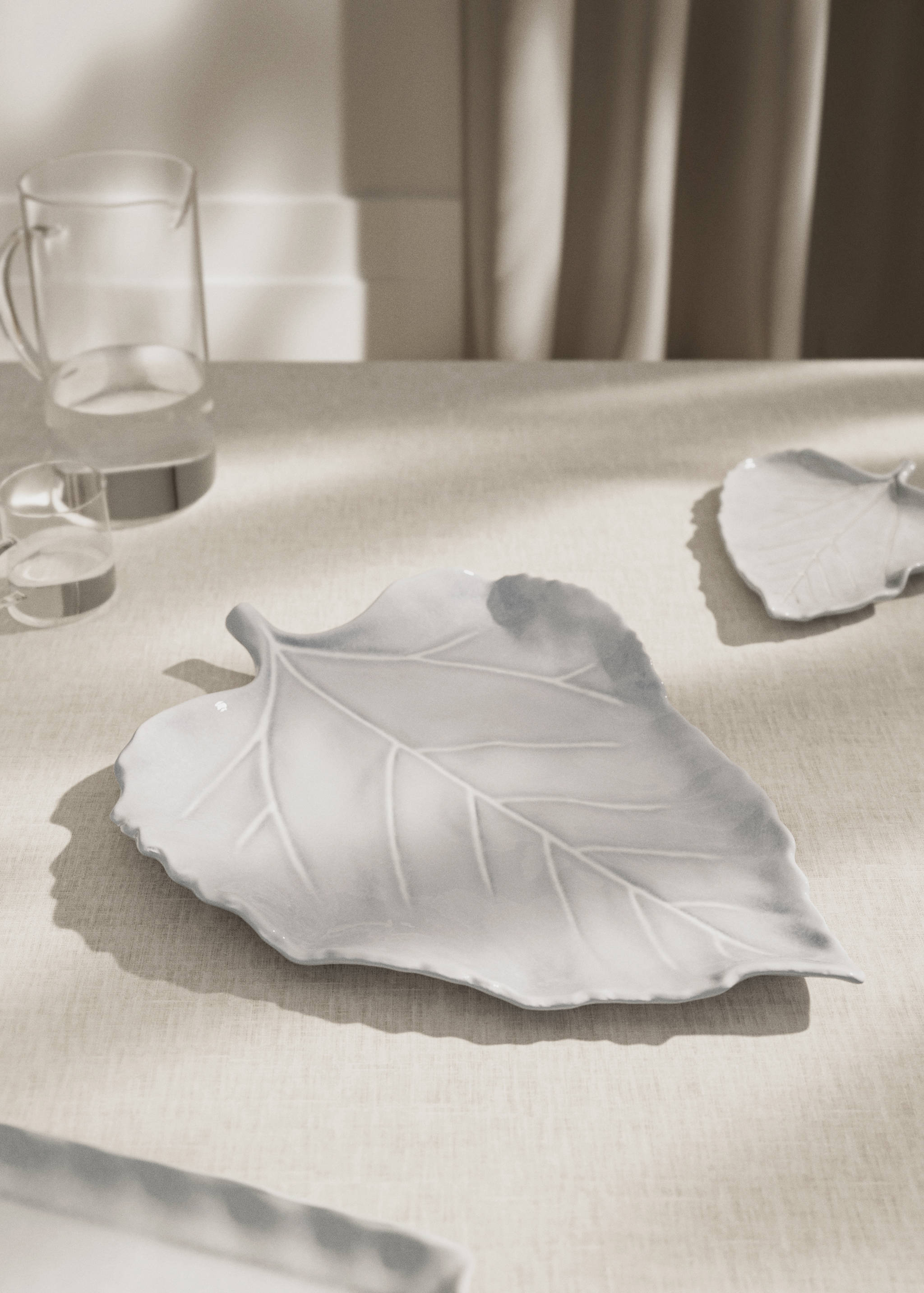 Large earthenware serving dish with leaf design - General plane