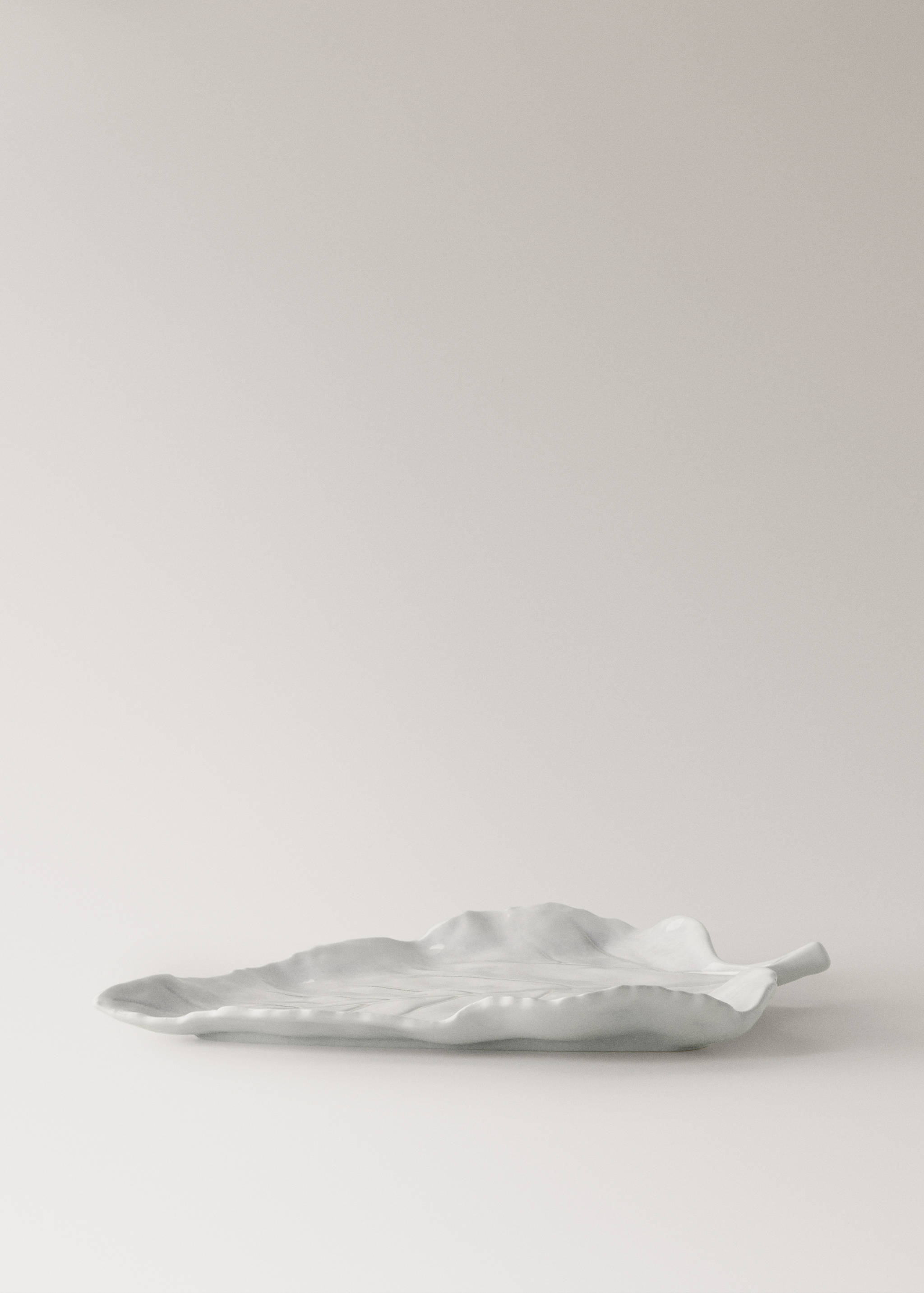 Large earthenware serving dish with leaf design - Article without model