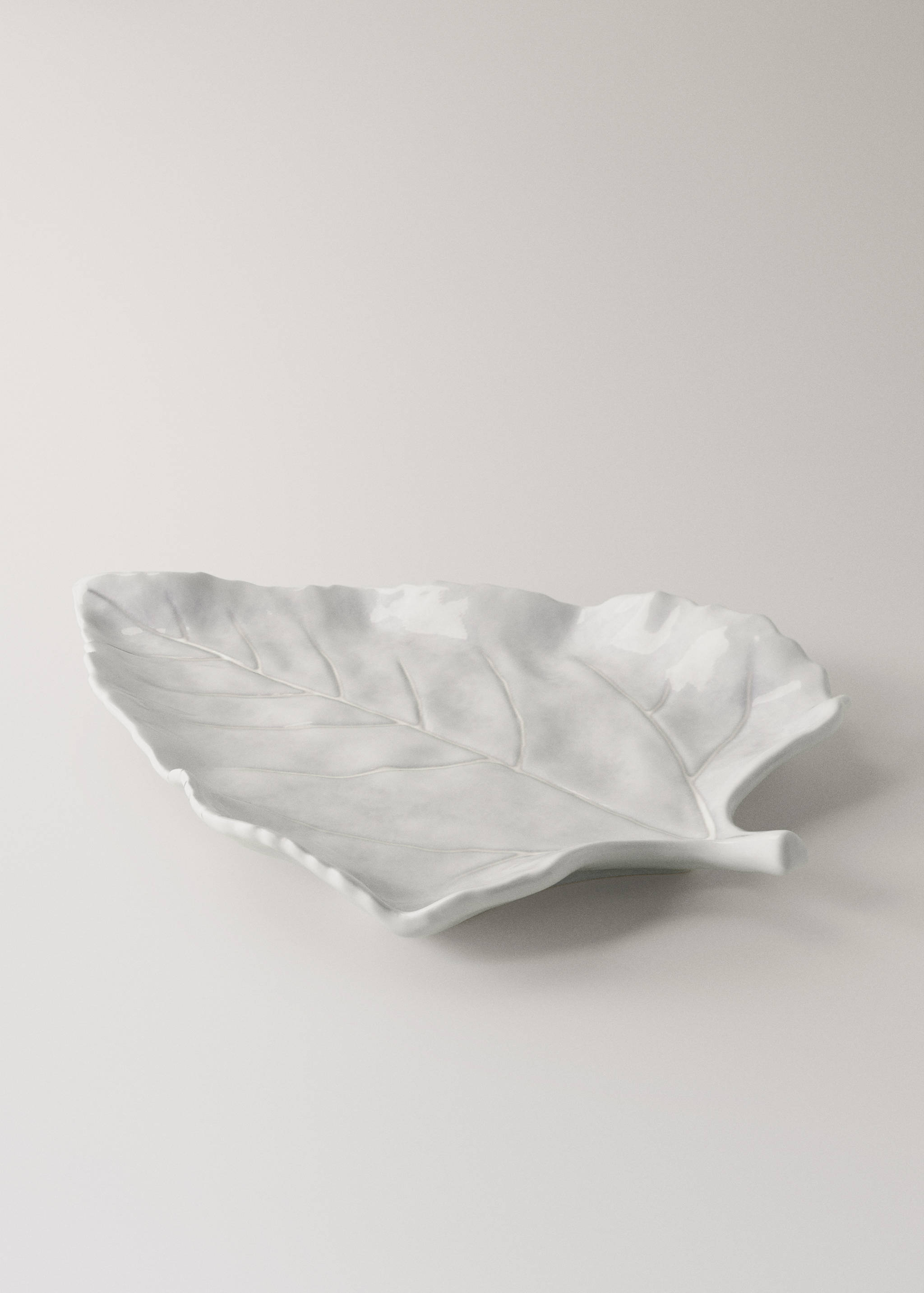 Large earthenware serving dish with leaf design - Details of the article 1