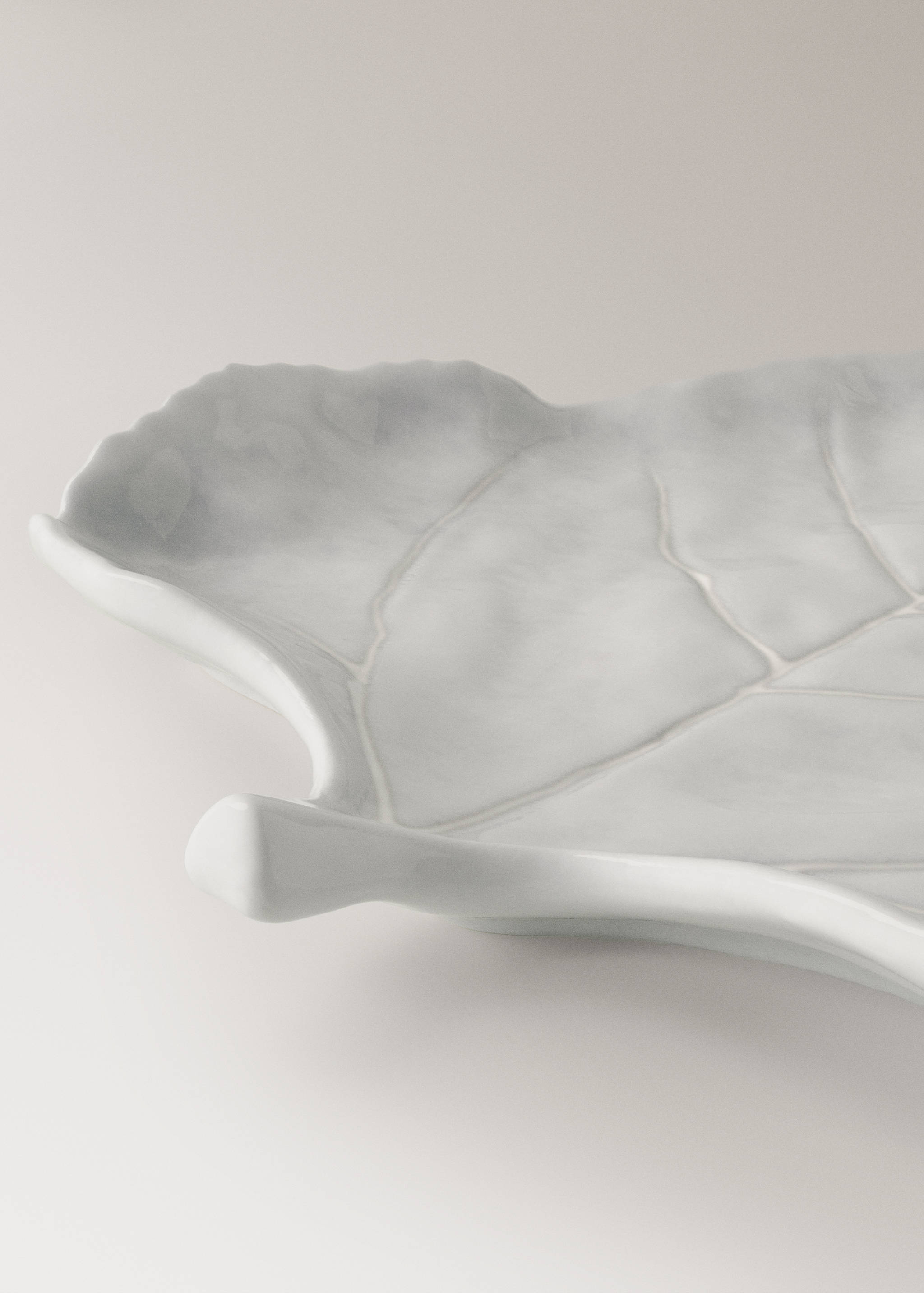 Large earthenware serving dish with leaf design - Details of the article 2