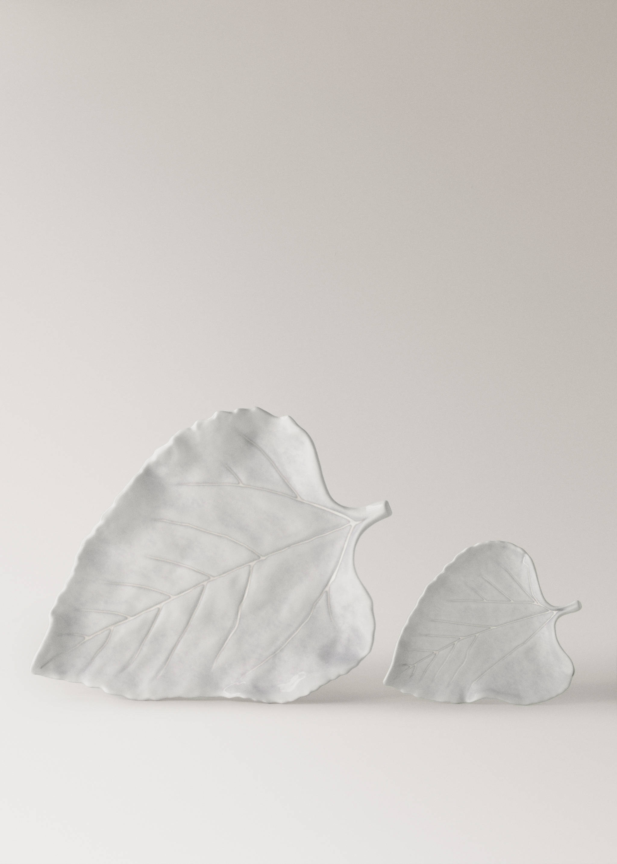 Large earthenware serving dish with leaf design - Details of the article 3