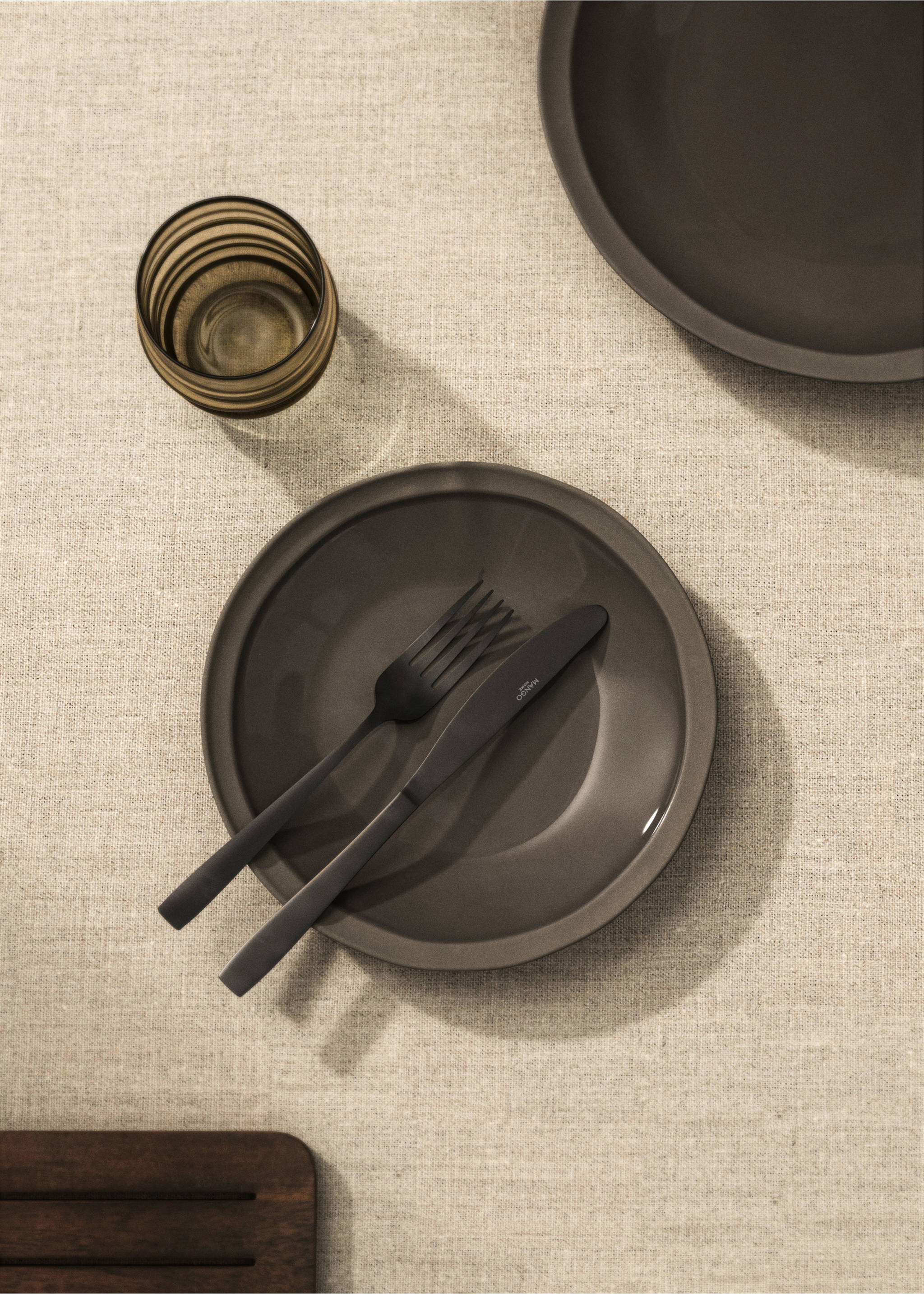 Dessertteller aus recyceltem Gres - Allgemeine Ansicht, Mittelbraun. Ref: 17032036-00.