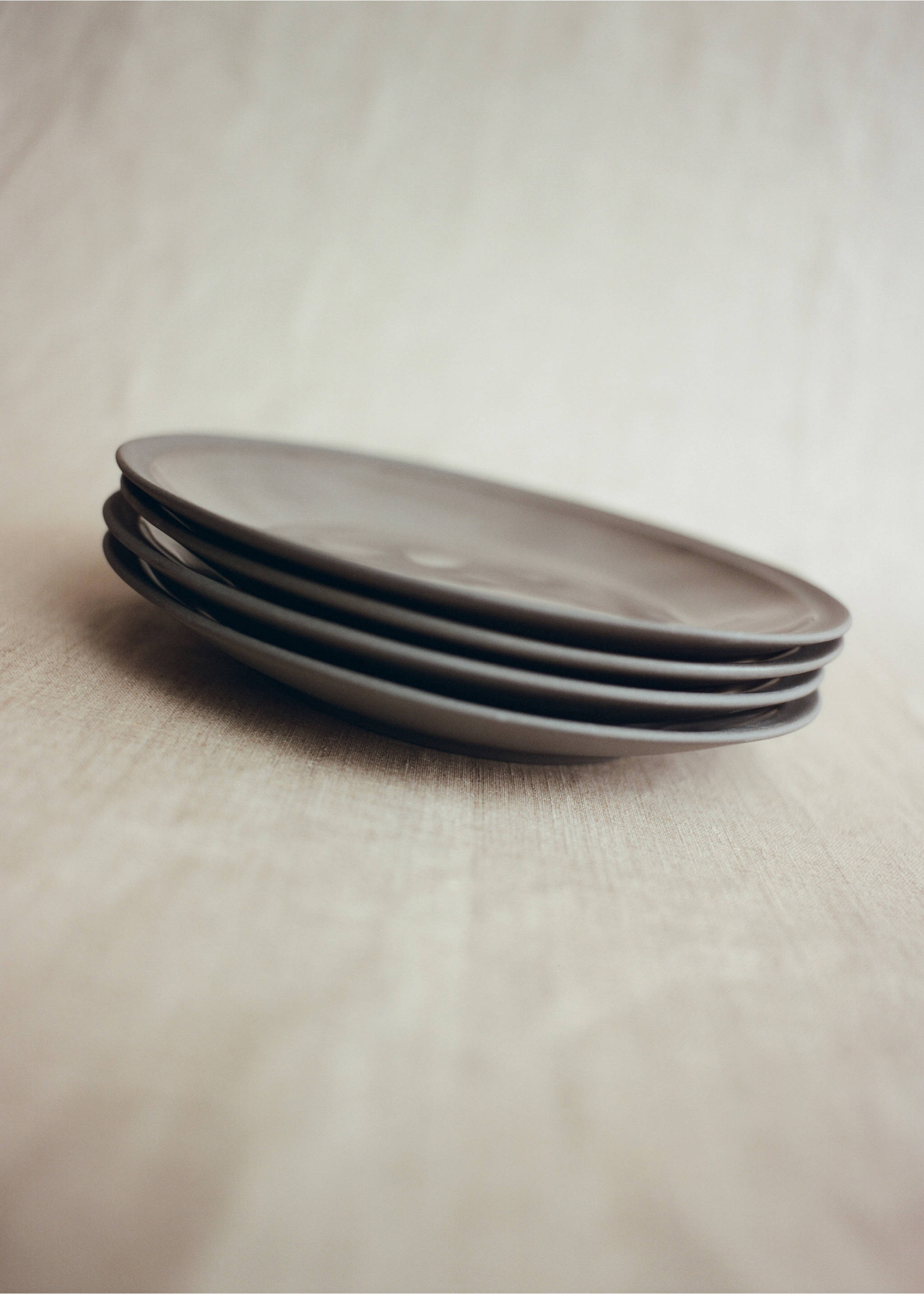 Dessertteller aus recyceltem Gres - Detail des Artikels 6, Mittelbraun. Ref: 17032036-00.